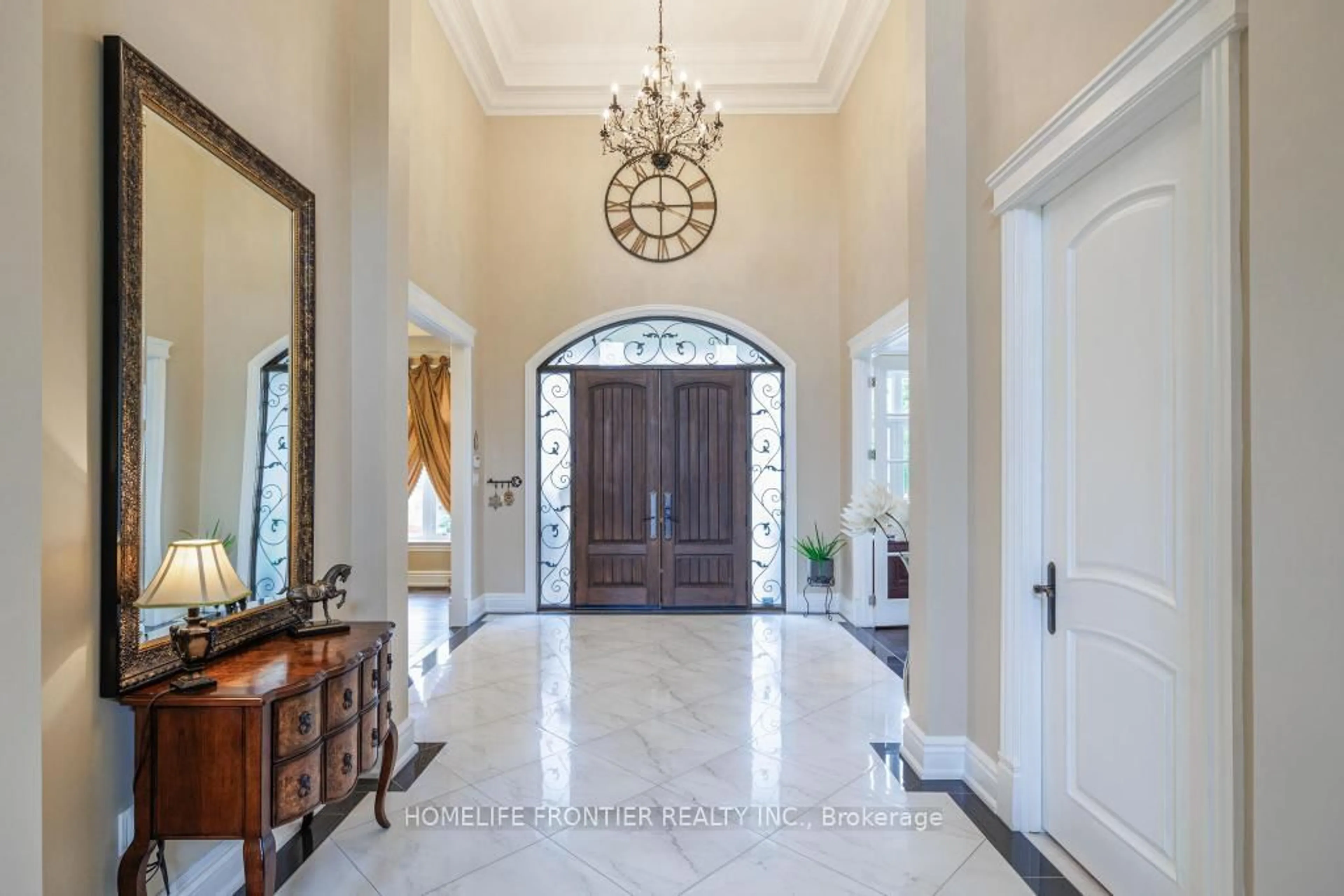 Indoor foyer for 7645 16th Sdrd, King Ontario L7E 5R7