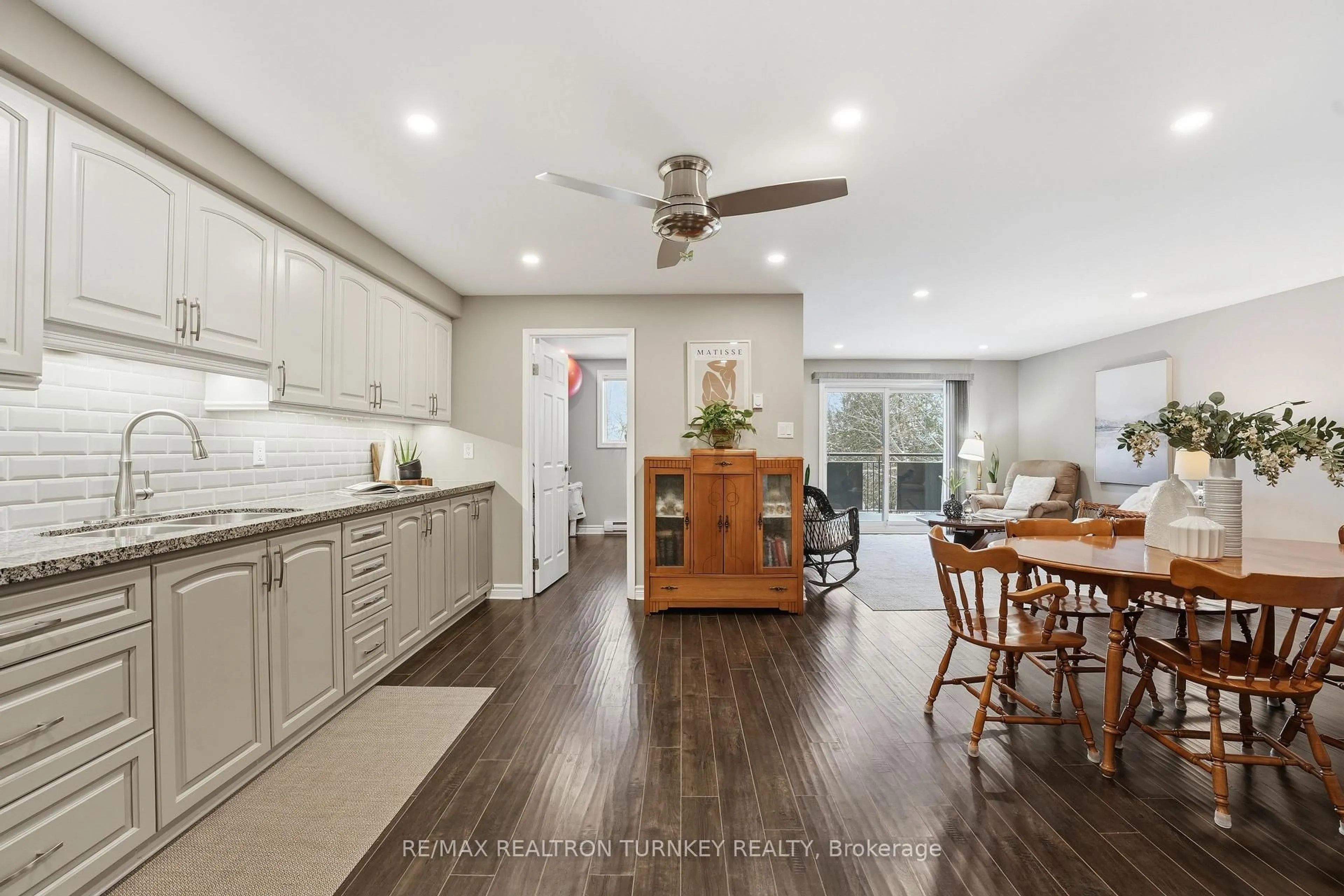 Open concept kitchen, unknown for 74 The Queensway #202, Georgina Ontario L4P 1Z3