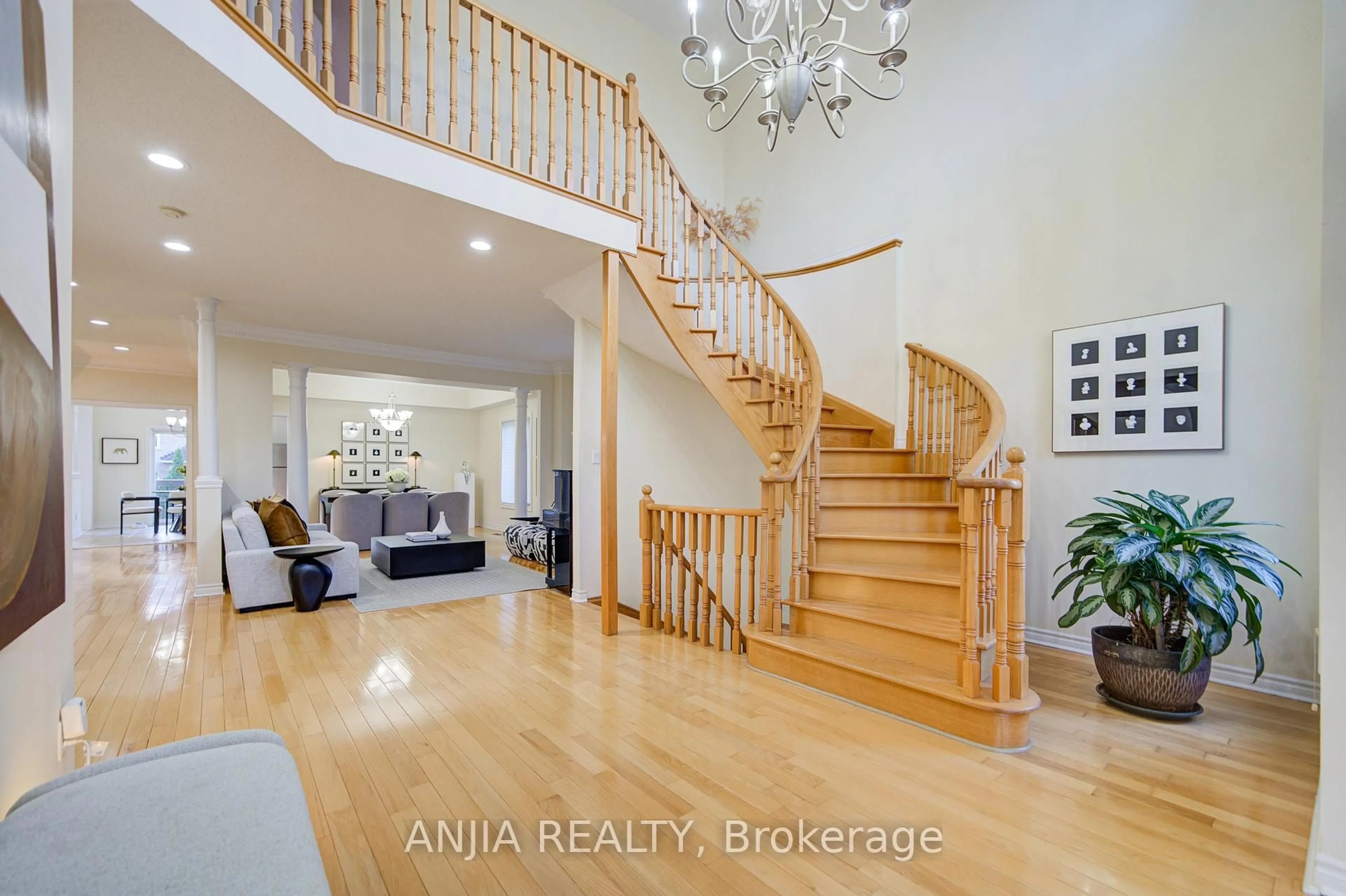 Indoor entryway for 54 Rouge Bank Dr, Markham Ontario L3S 4C7