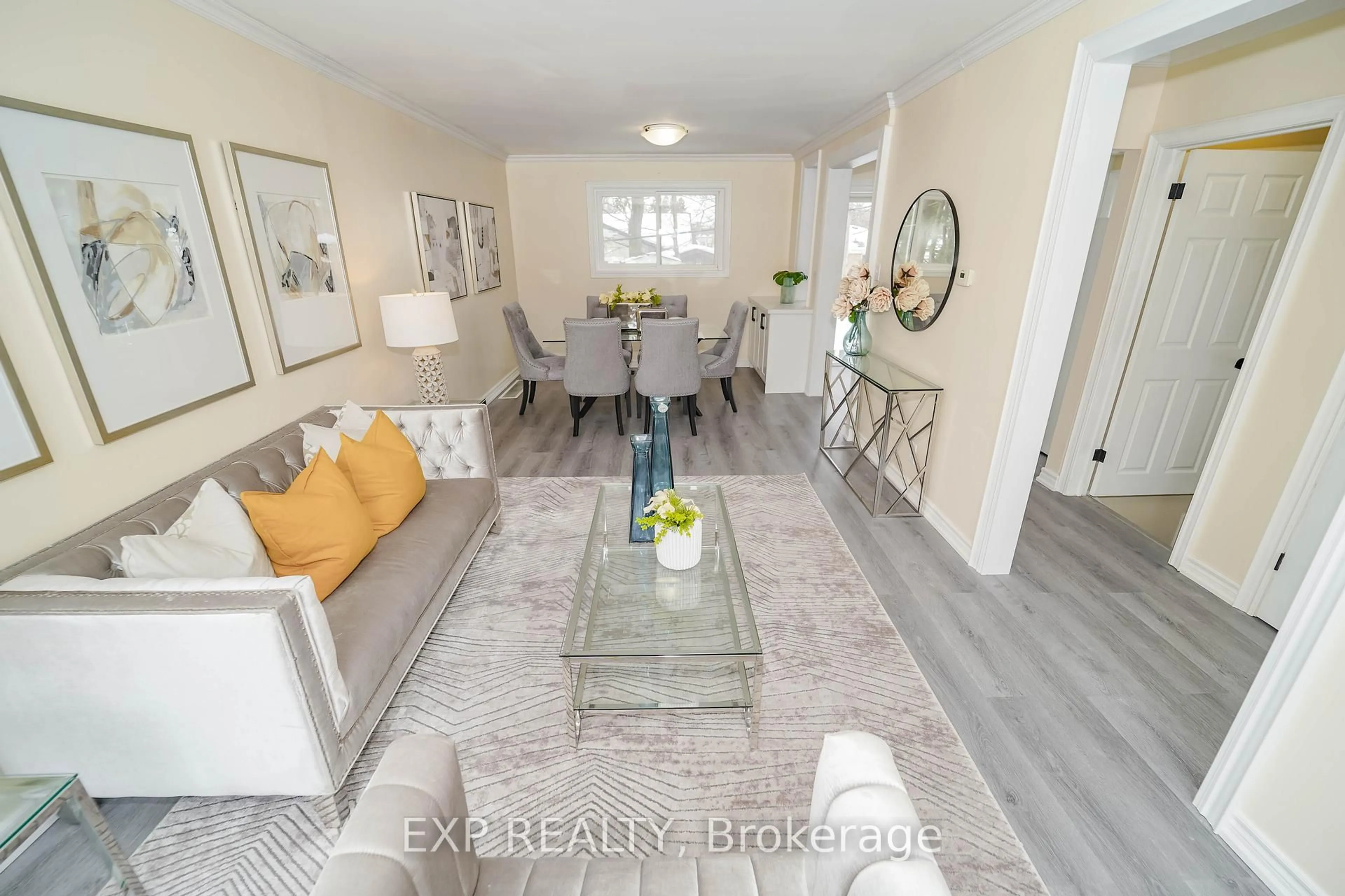 Living room with furniture, unknown for 22 Jones Crt, Aurora Ontario L4G 2B8