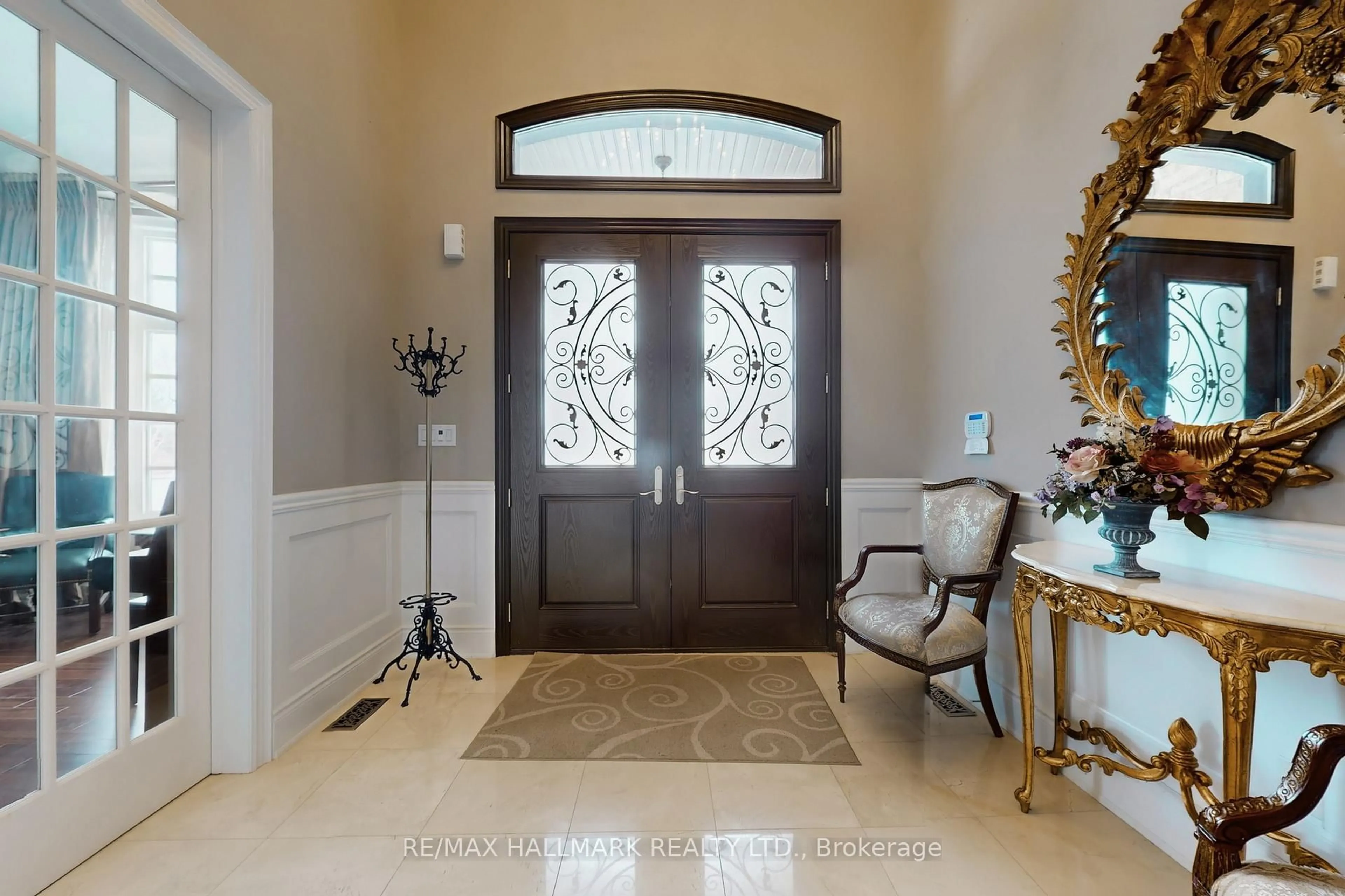 Indoor entryway for 123 Carisbrooke Circ, Aurora Ontario L4G 0K4