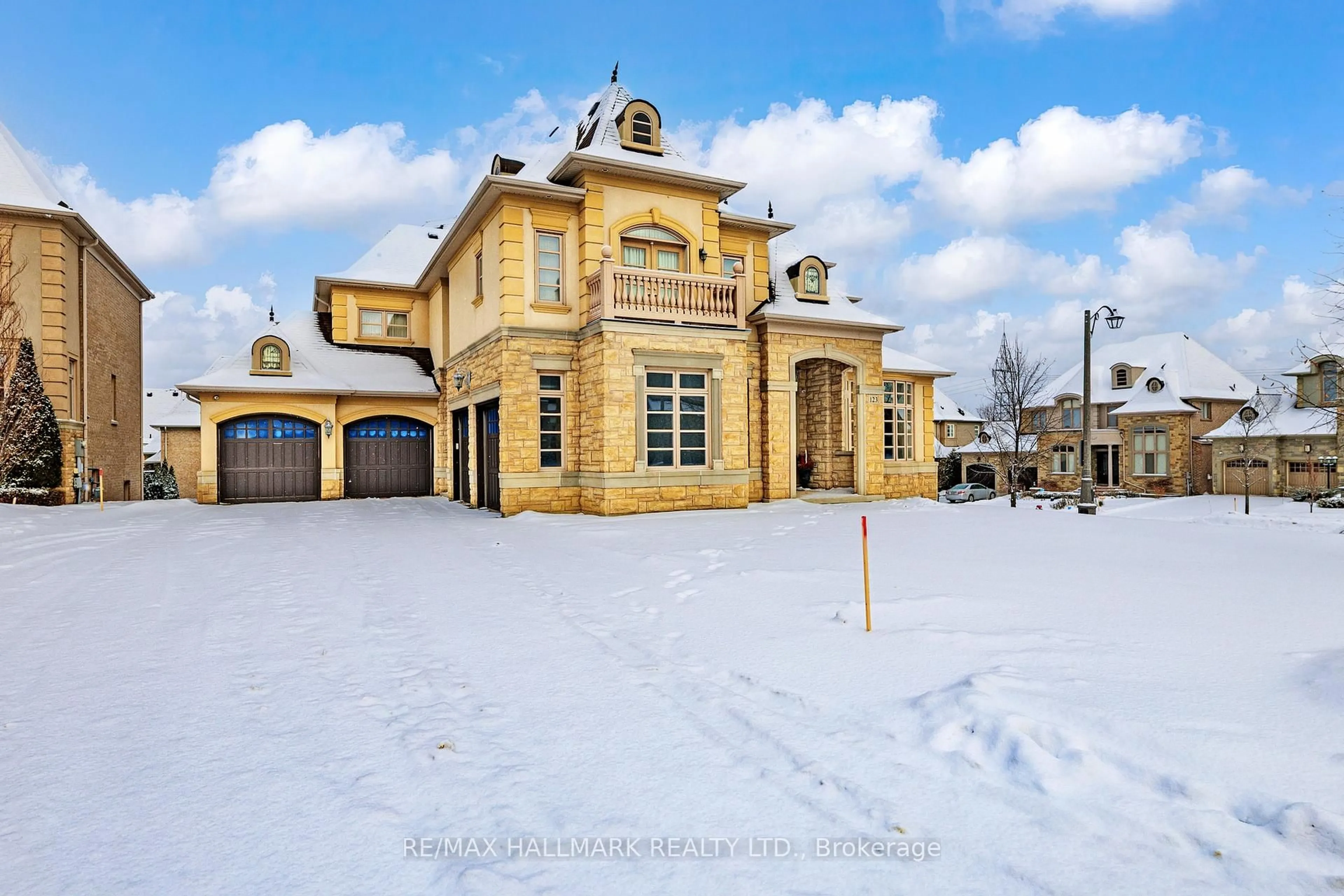 Unknown for 123 Carisbrooke Circ, Aurora Ontario L4G 0K4