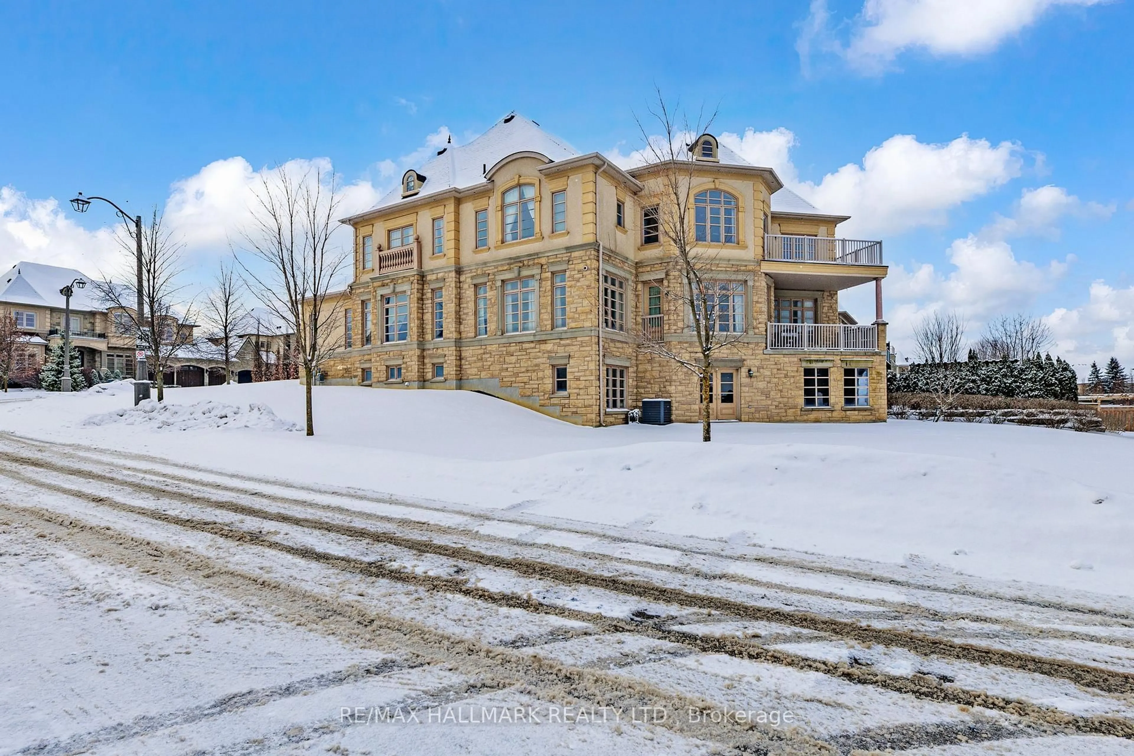 A pic from outside/outdoor area/front of a property/back of a property/a pic from drone, building for 123 Carisbrooke Circ, Aurora Ontario L4G 0K4