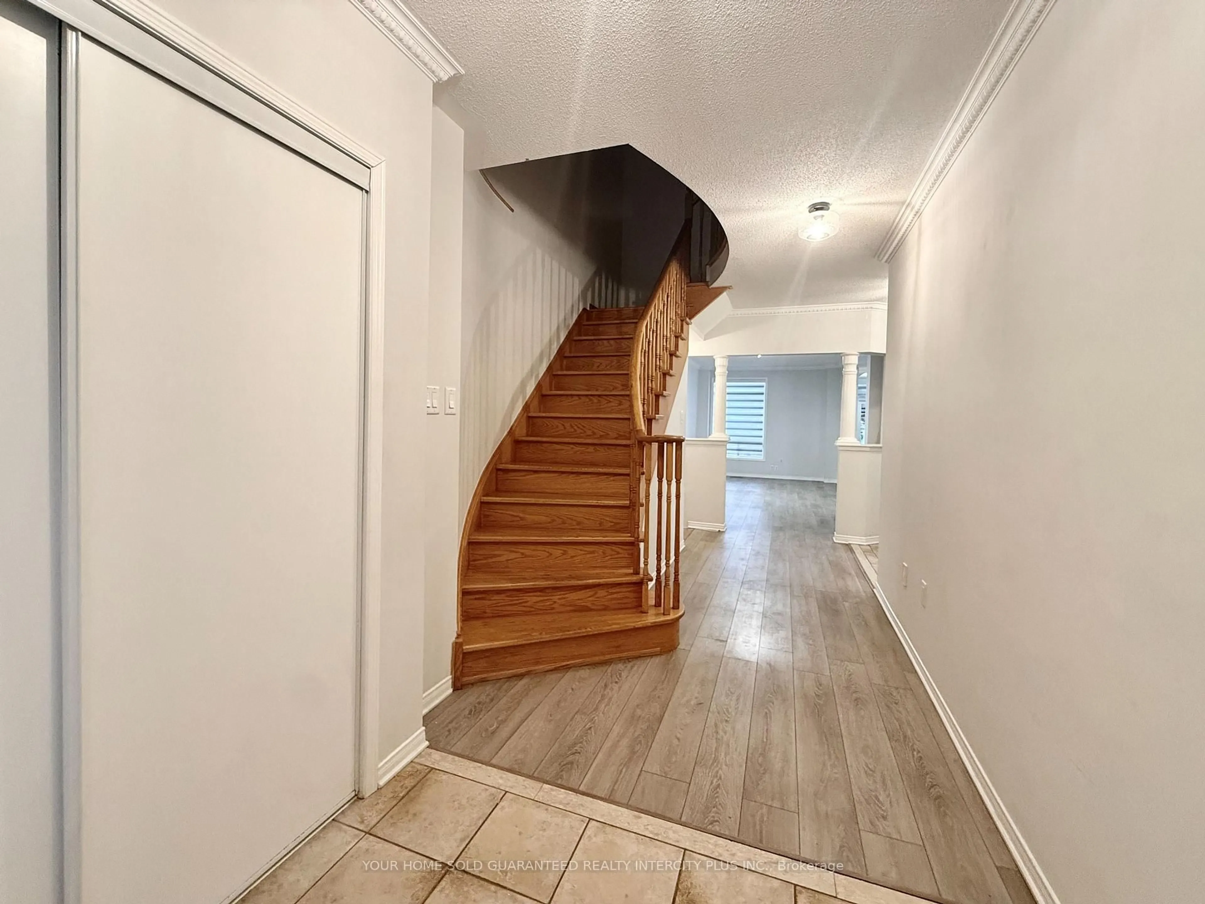 Unknown for 28 Delfire St, Vaughan Ontario L6A 2L9