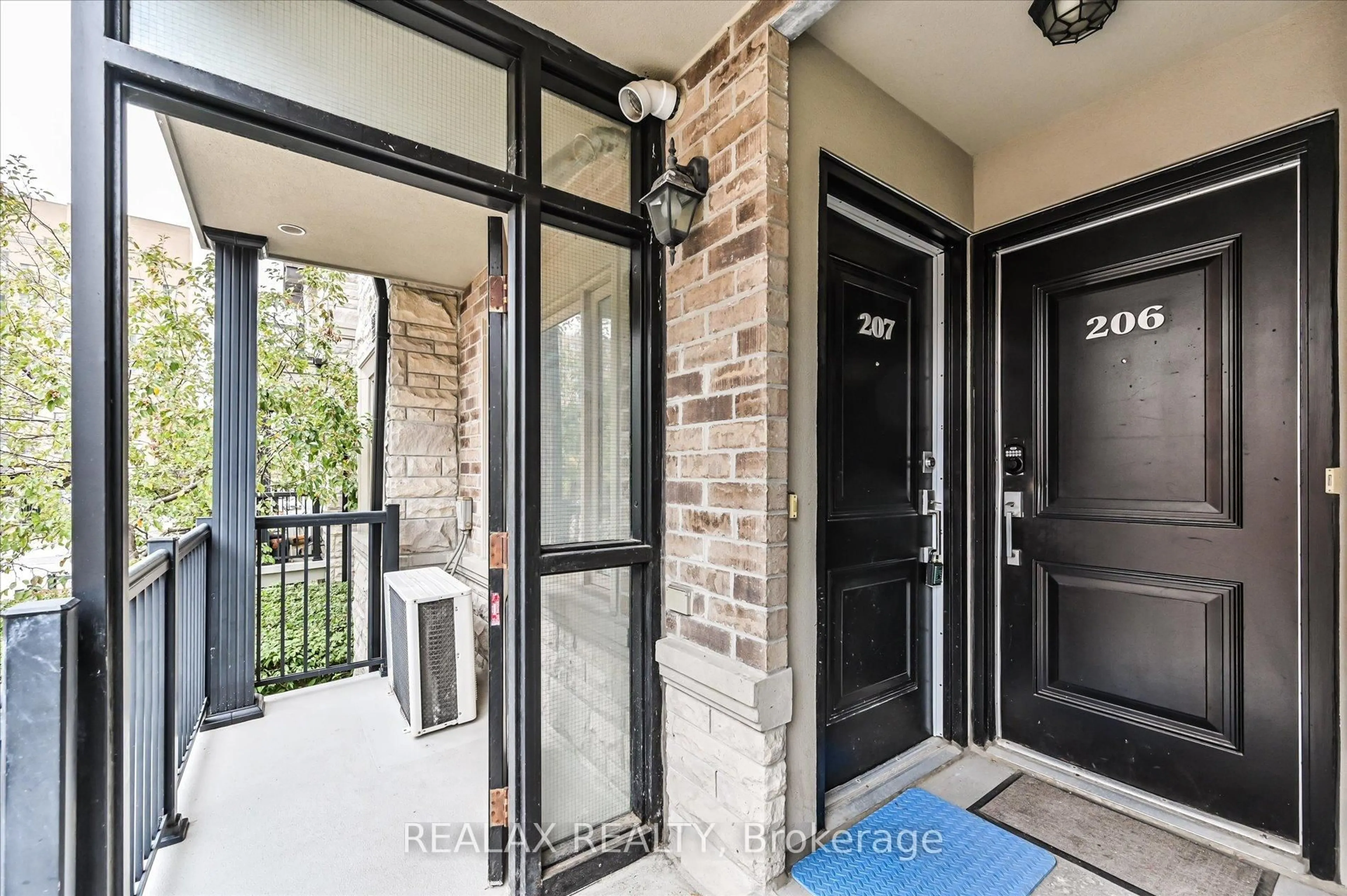 Indoor entryway for 320 John St #207, Markham Ontario L3T 0B1