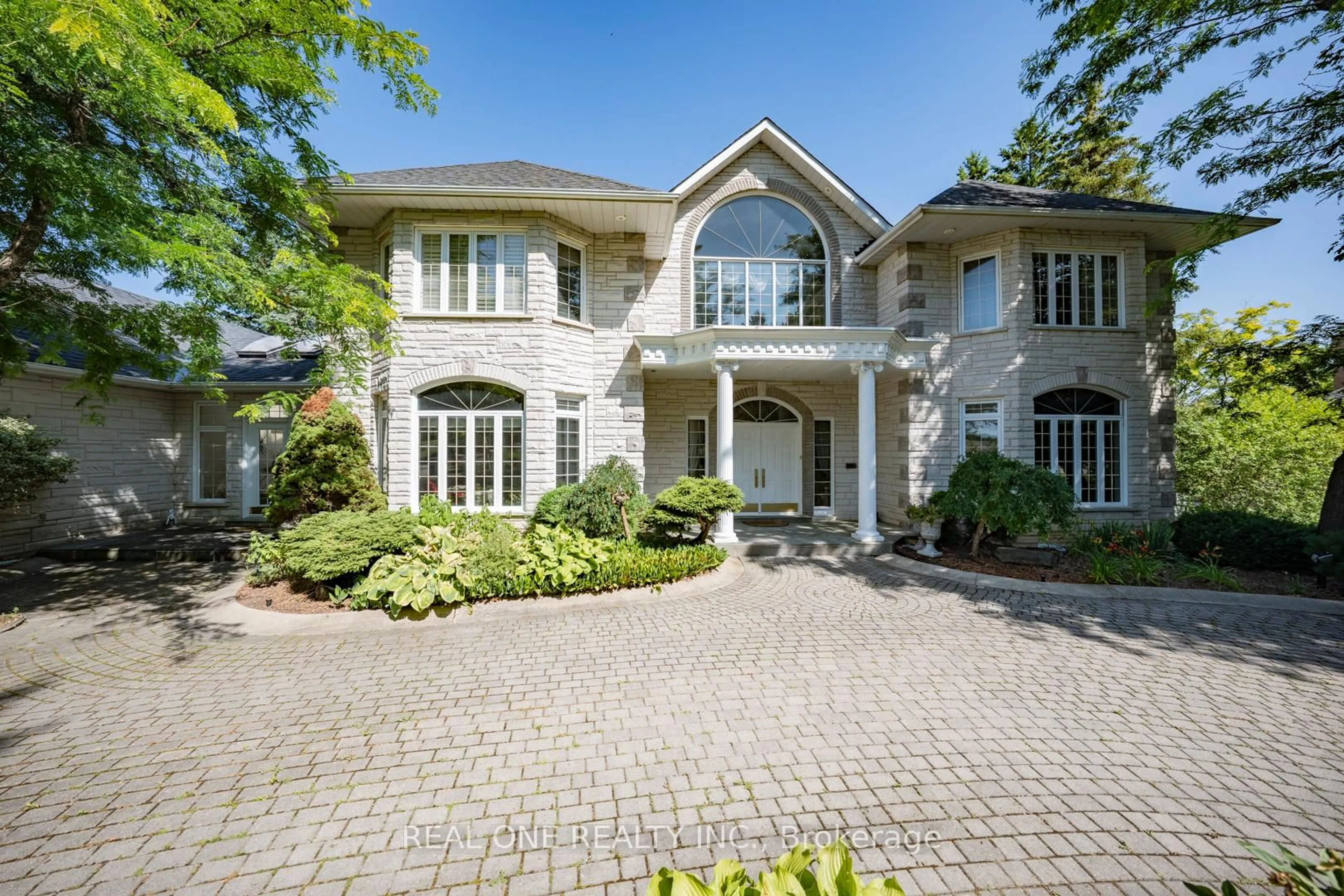 Home with brick exterior material, street for 14 Alm Crt, Aurora Ontario L4G 6W7