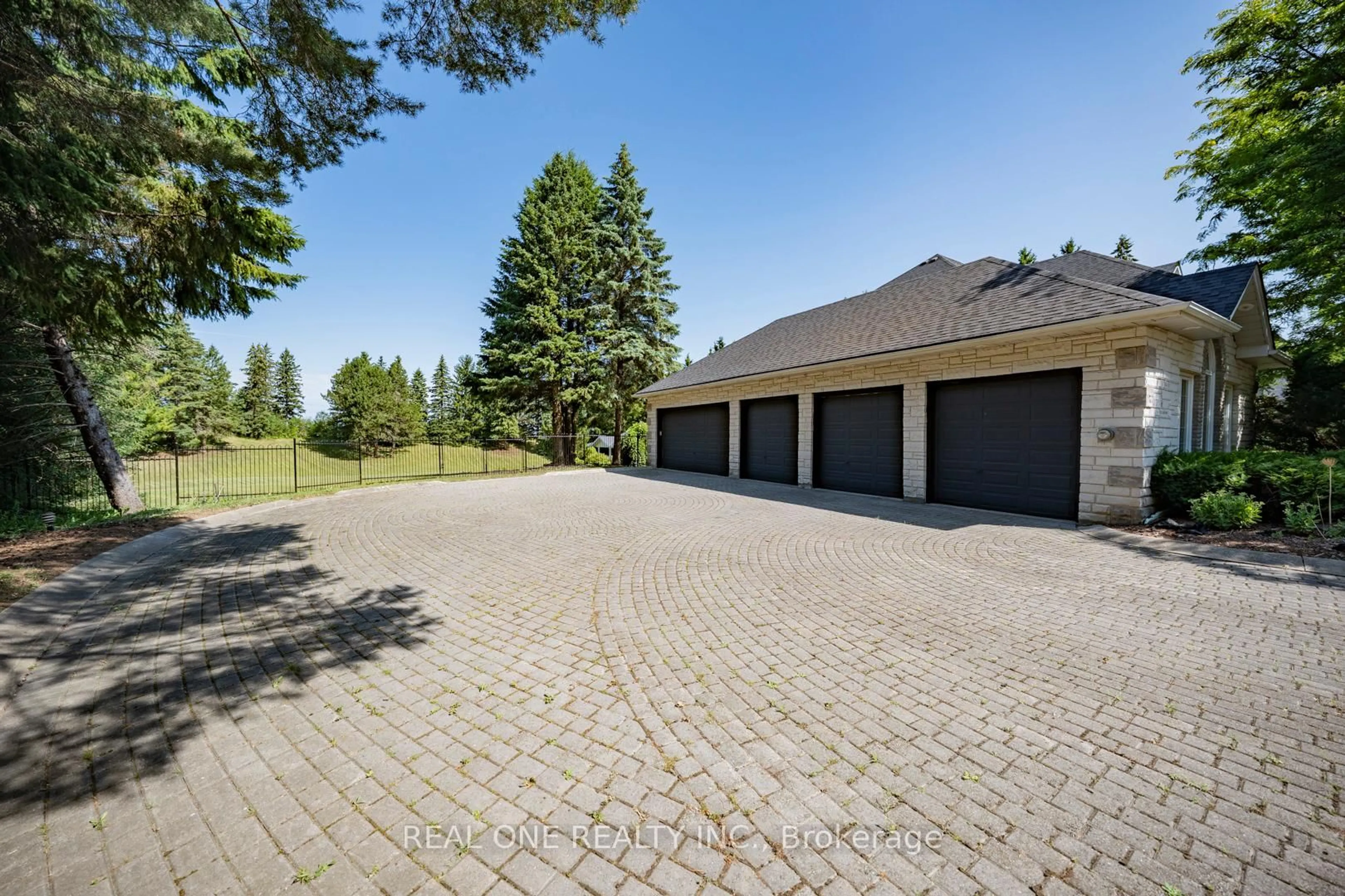 Indoor garage for 14 Alm Crt, Aurora Ontario L4G 6W7