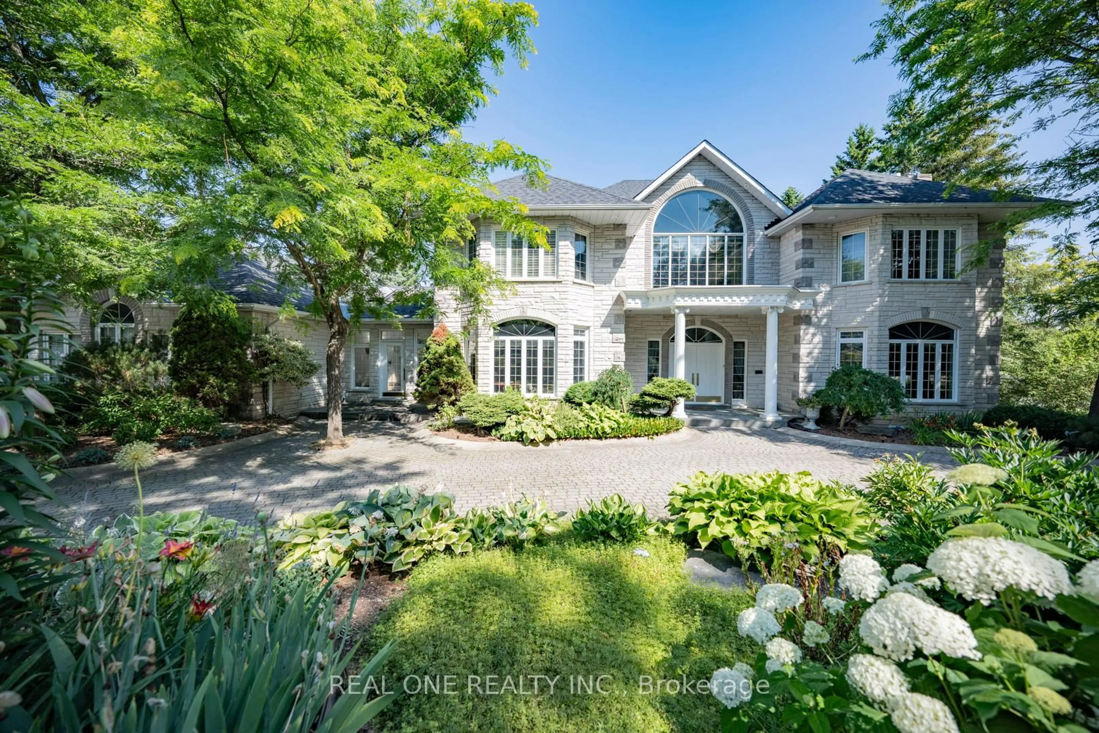 A pic from outside/outdoor area/front of a property/back of a property/a pic from drone, street for 14 Alm Crt, Aurora Ontario L4G 6W7