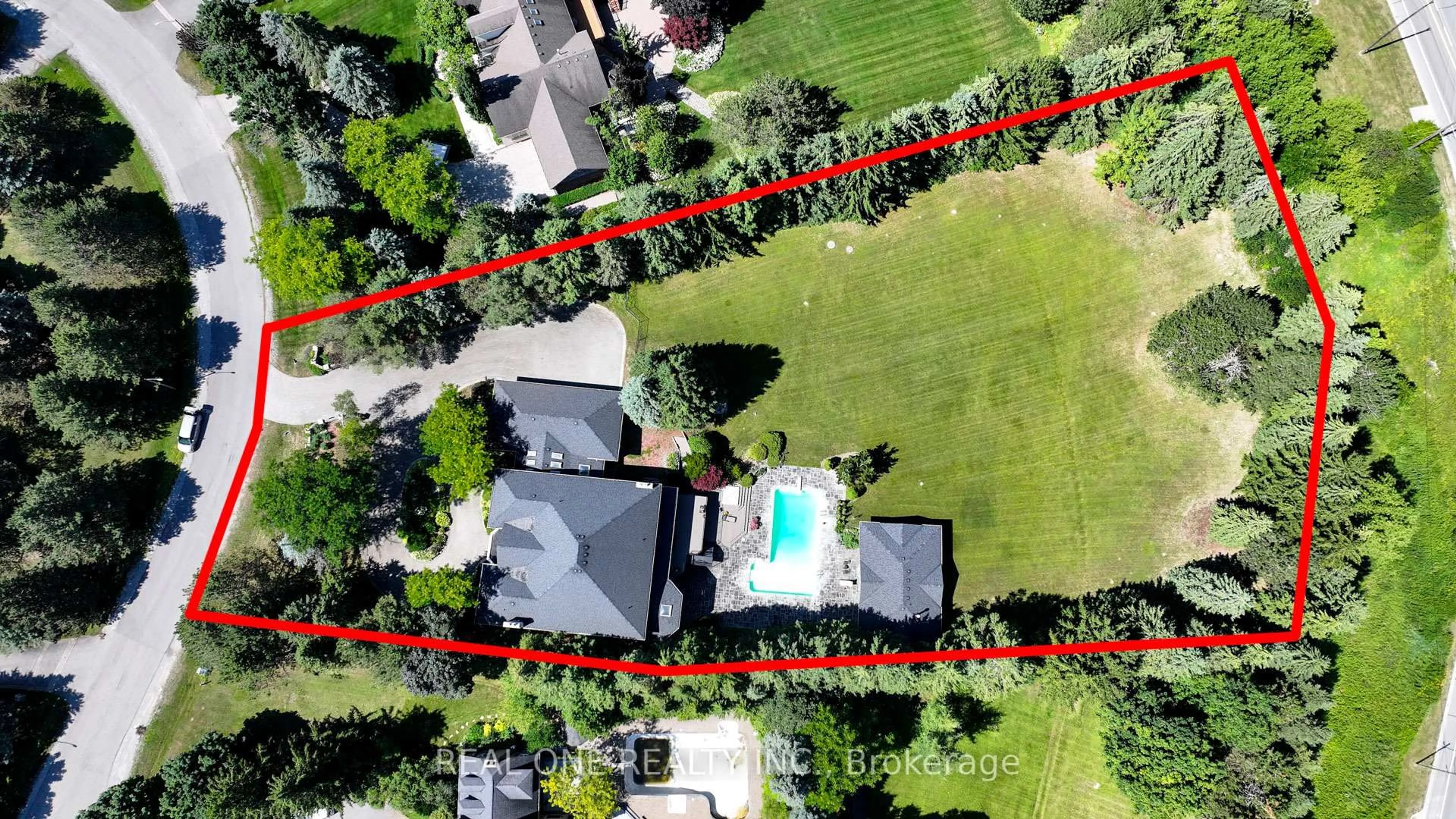A pic from outside/outdoor area/front of a property/back of a property/a pic from drone, street for 14 Alm Crt, Aurora Ontario L4G 6W7