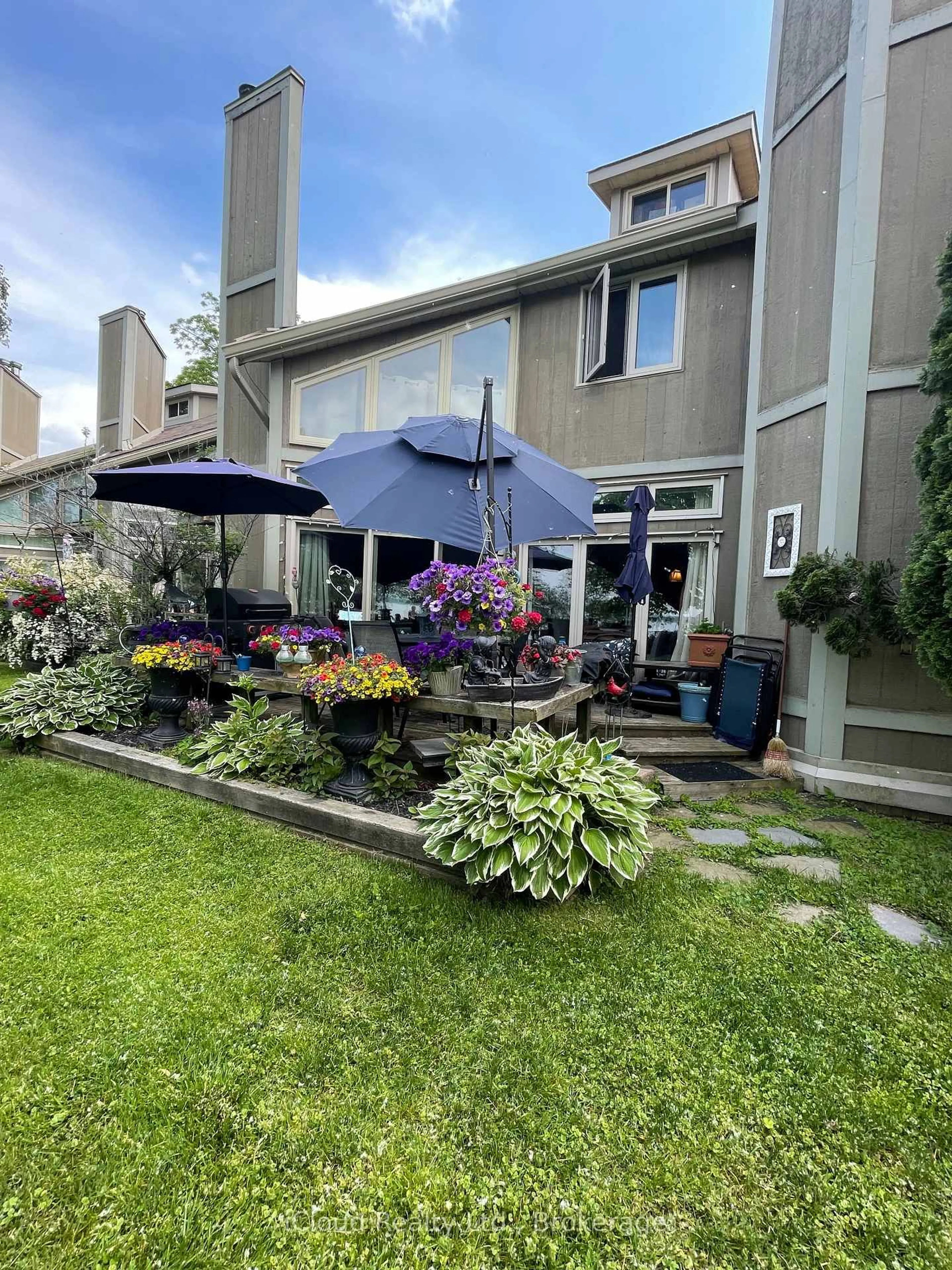 Patio, street for 3 Davy Point Circ, Georgina Ontario L4P 3H1