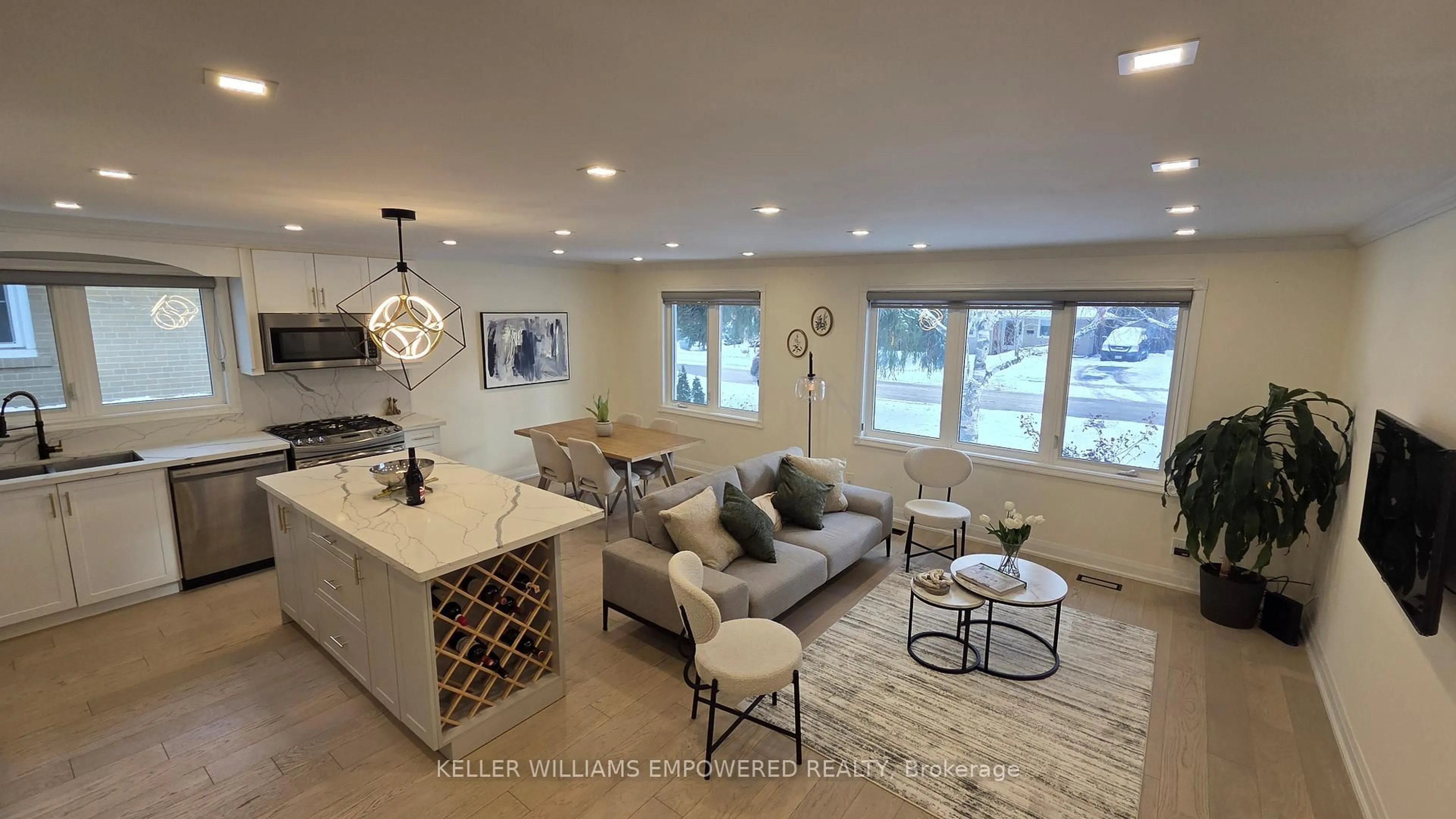 Living room with furniture, ceramic/tile floor for 333 Paliser Cres, Richmond Hill Ontario L4C 1R9