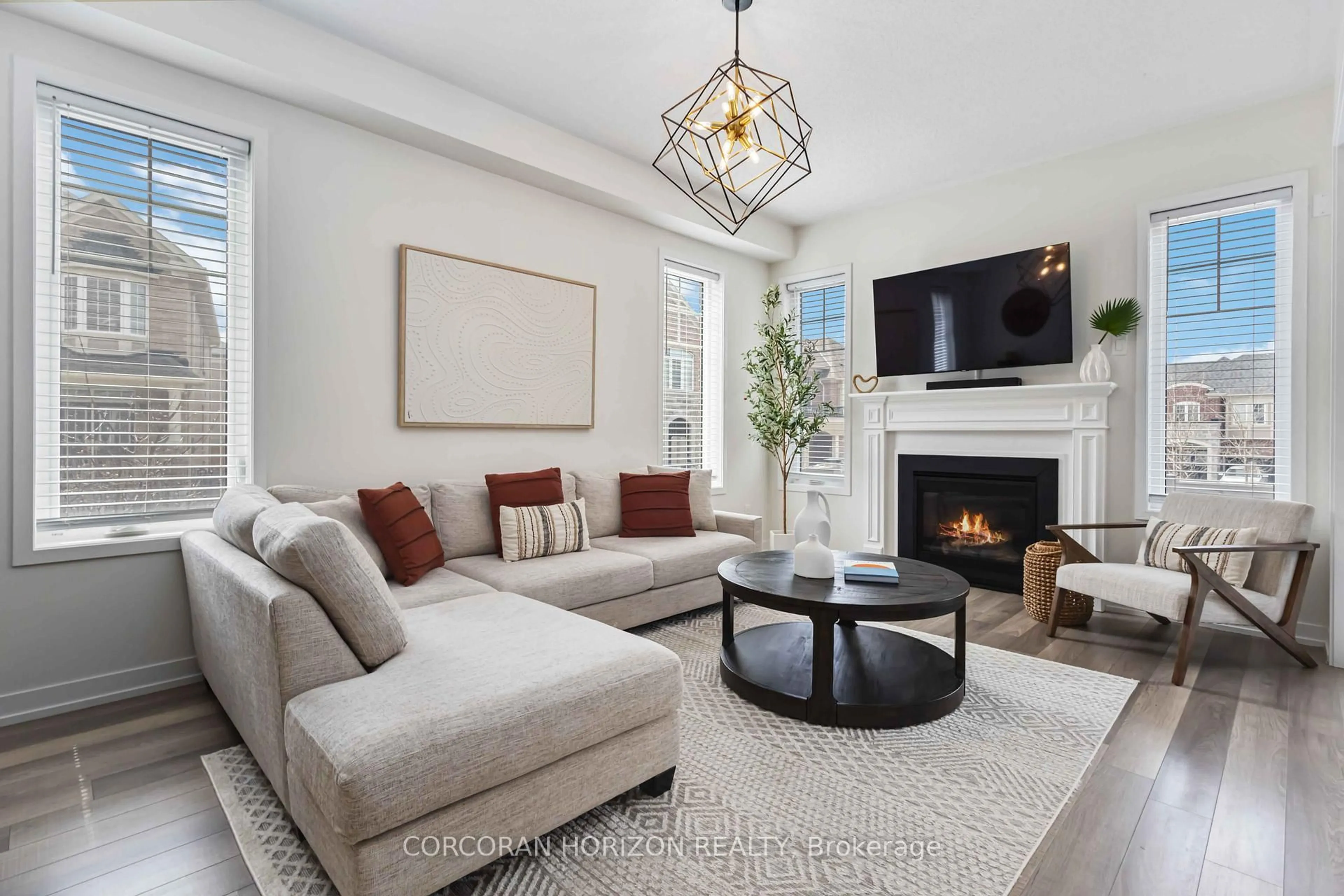 Living room with furniture, unknown for 81 Dundonald Tr, Newmarket Ontario L3Y 0E1