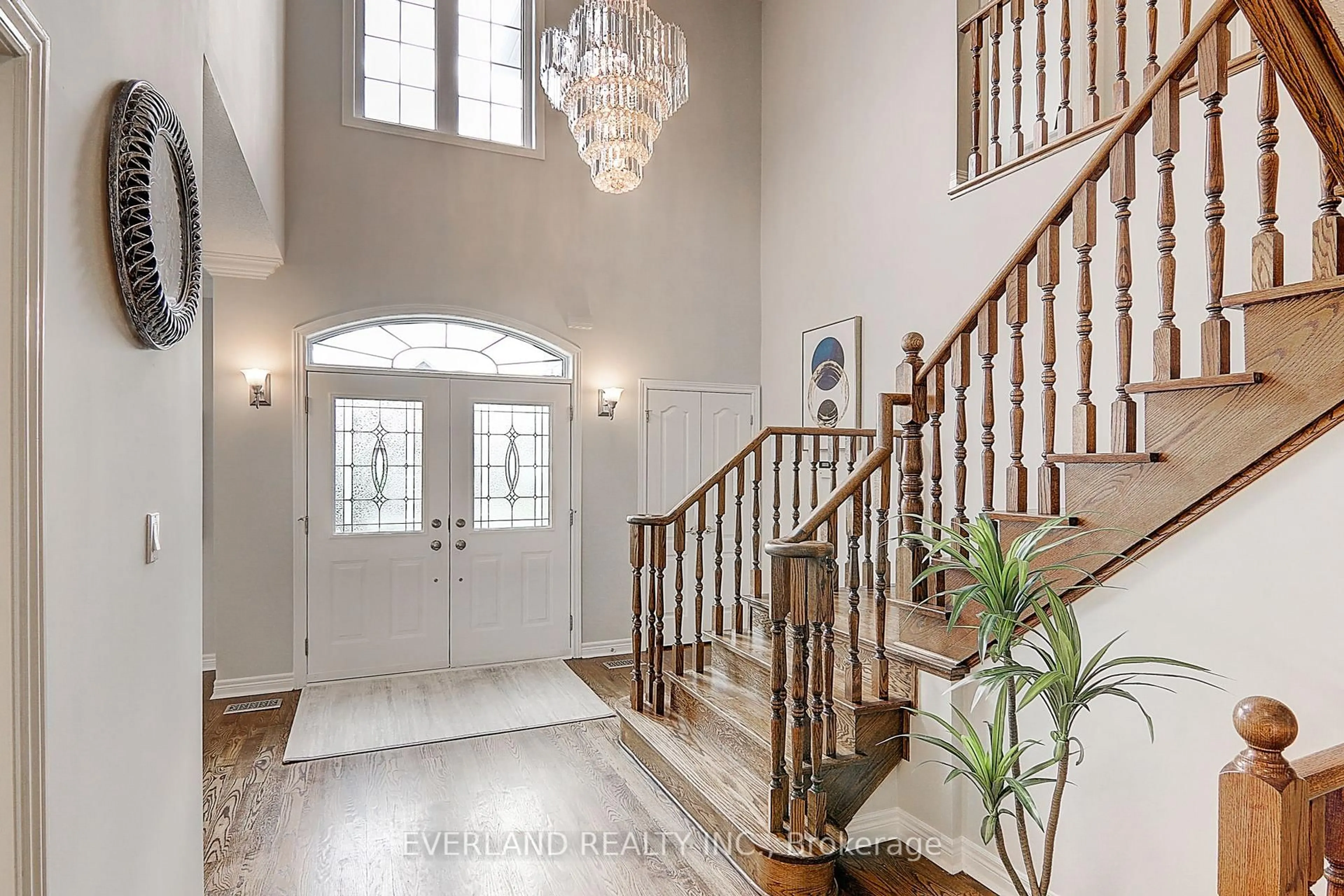 Indoor entryway for 922 Best Circ, Newmarket Ontario L3X 2H8