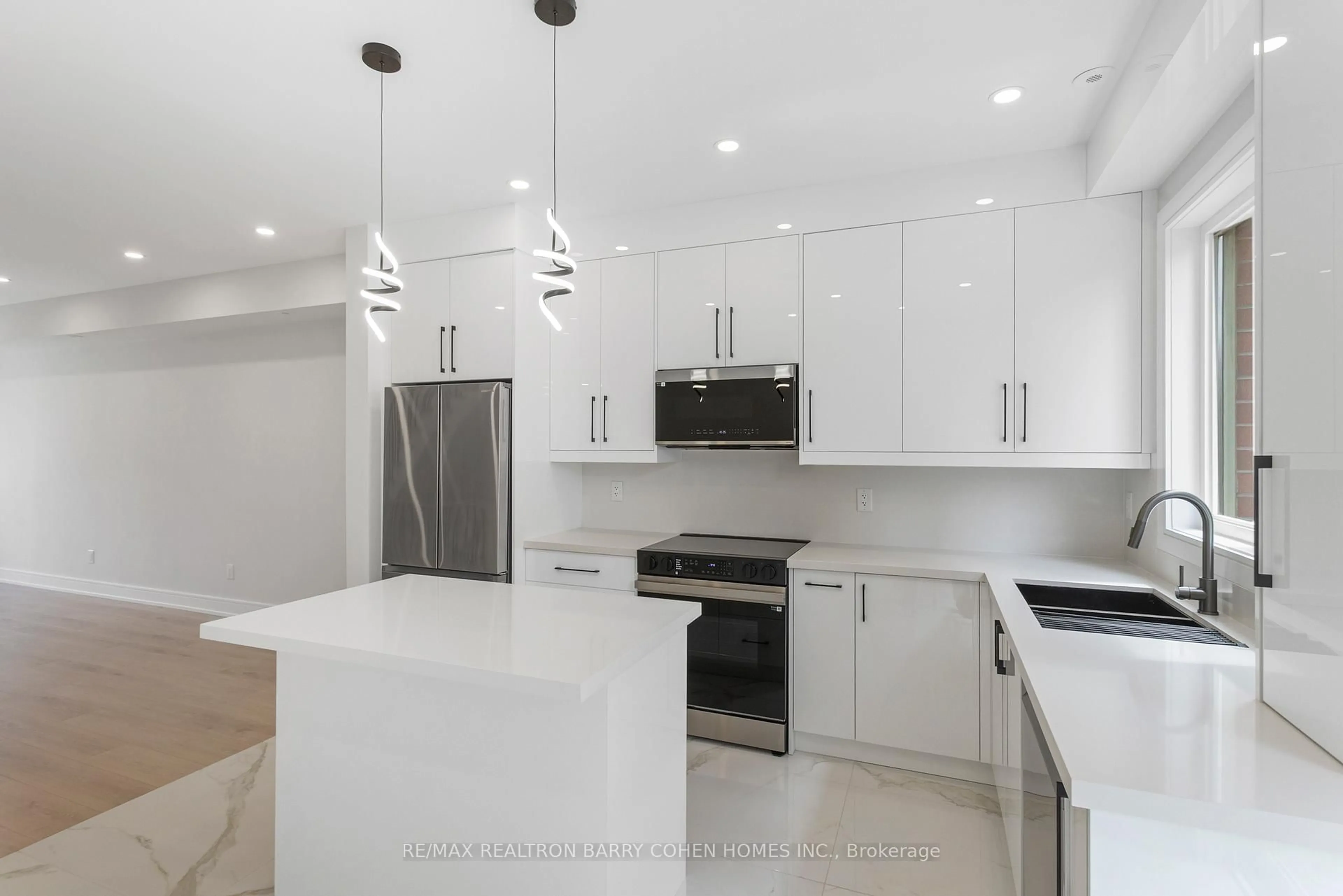 Open concept kitchen, ceramic/tile floor for 21 Galleria Pkwy #21, Markham Ontario L3T 0A4