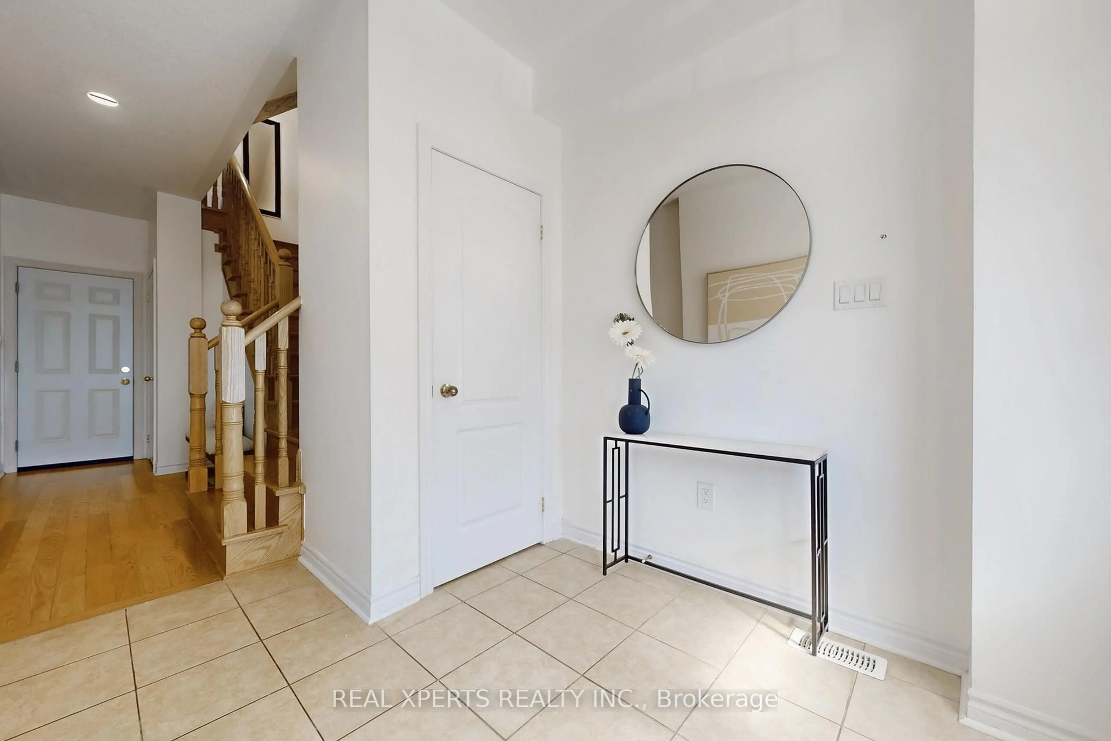 Indoor entryway for 18 Farooq Blvd, Vaughan Ontario L4H 4P3