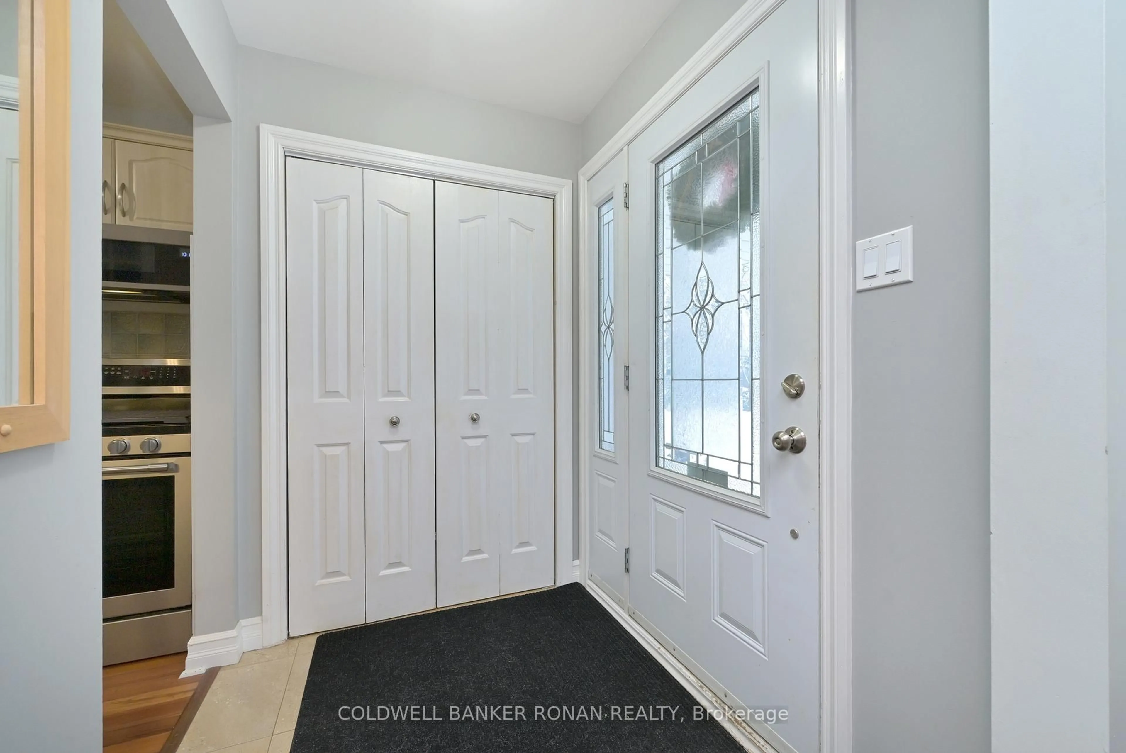 Indoor entryway for 61 Doner St, New Tecumseth Ontario L9R 1M7