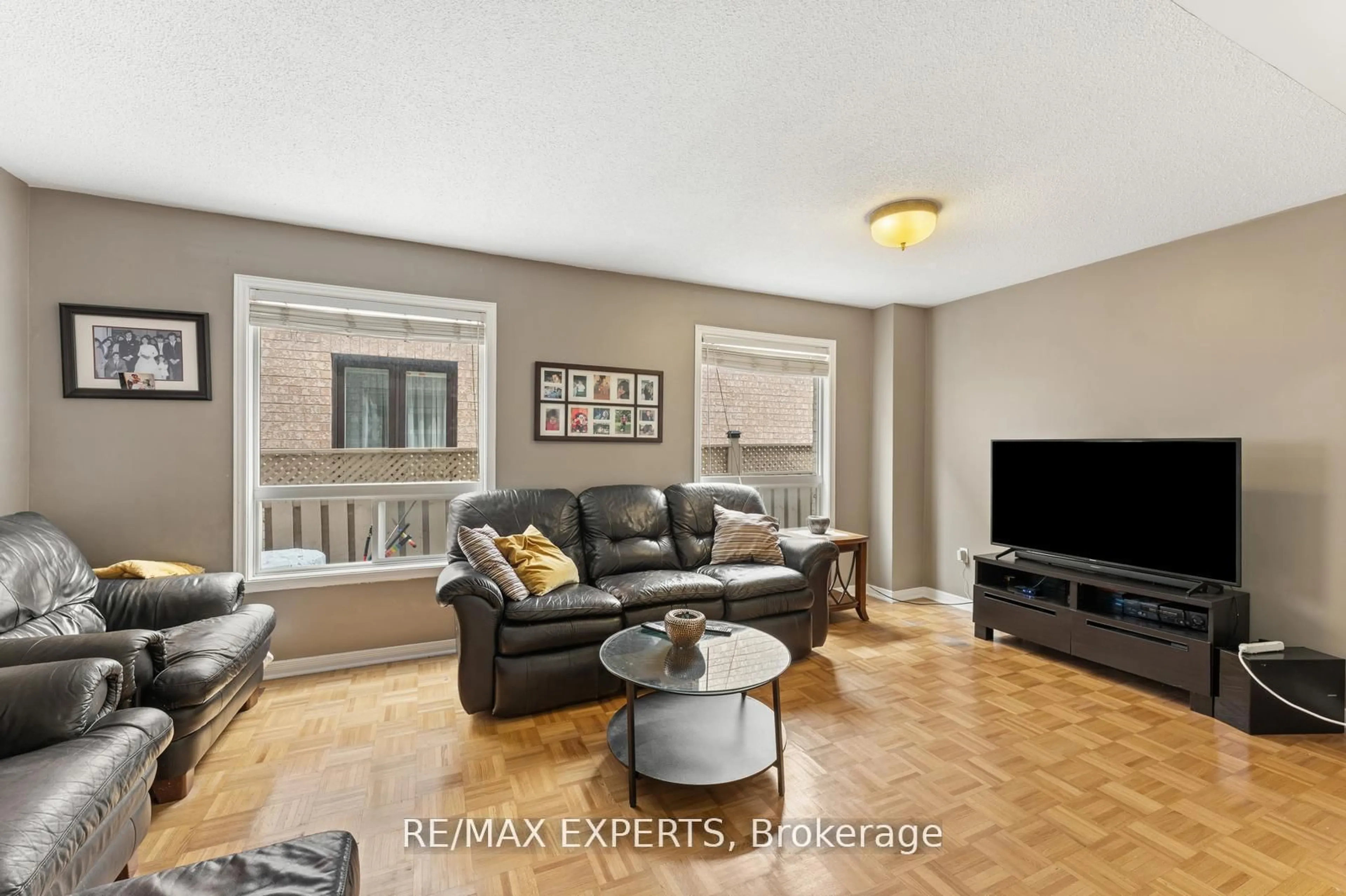 Living room with furniture, unknown for 19 Maximillian St, Vaughan Ontario L4H 2S6