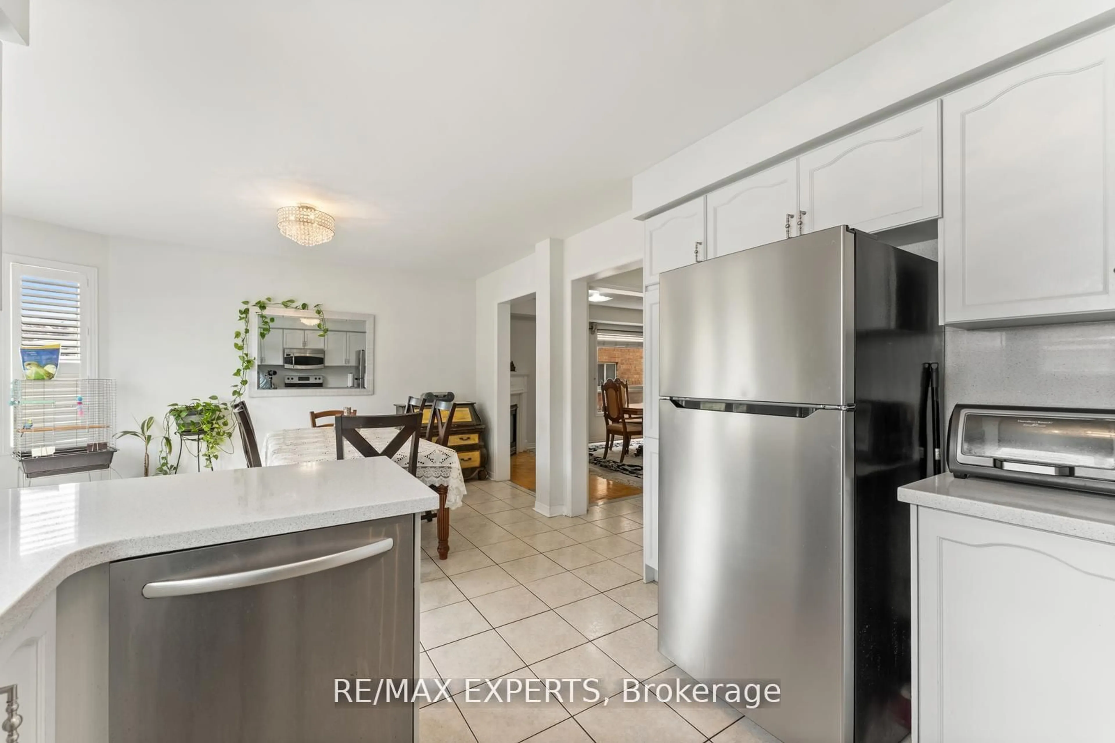 Open concept kitchen, ceramic/tile floor for 19 Maximillian St, Vaughan Ontario L4H 2S6