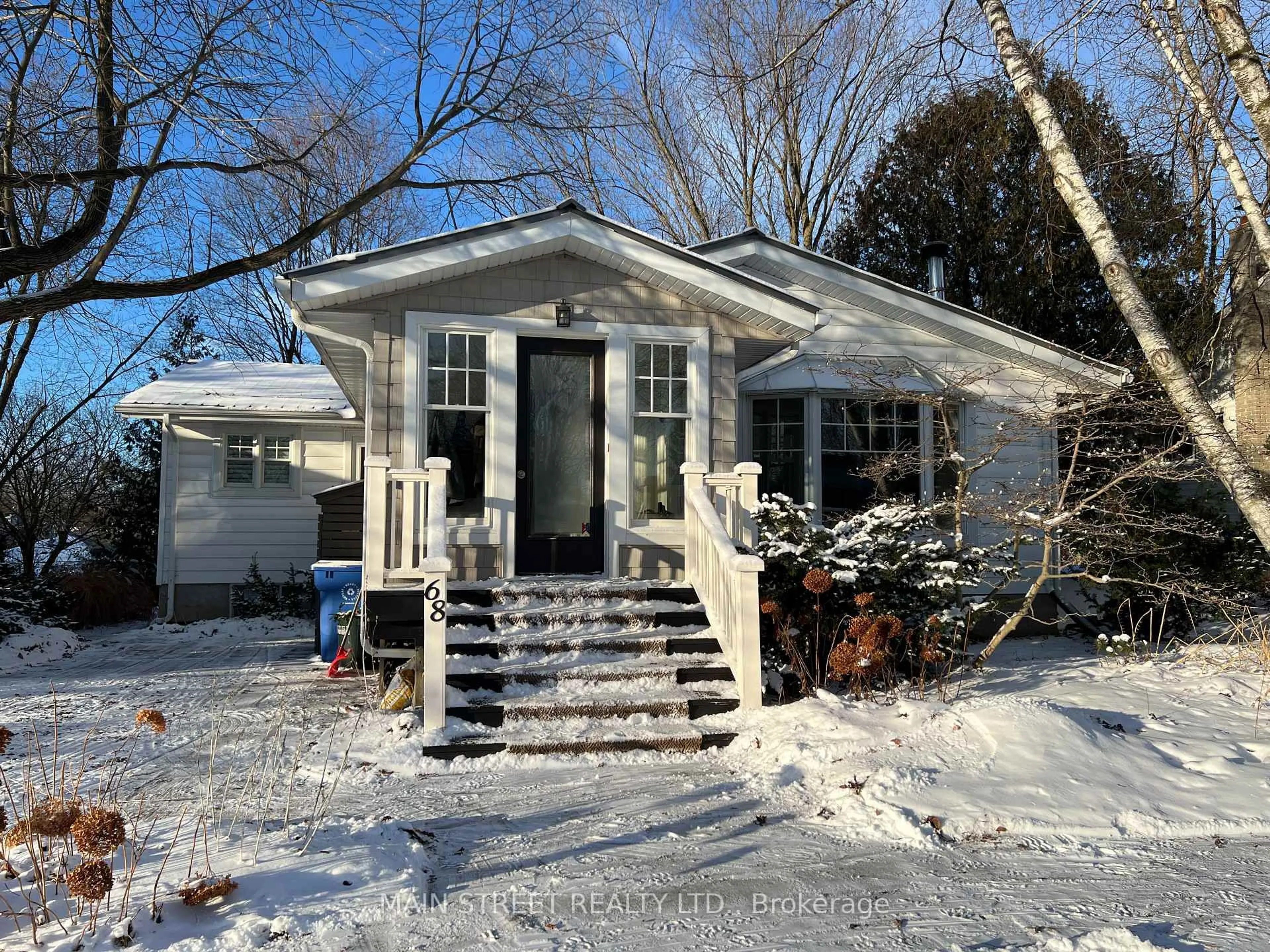 Home with vinyl exterior material, street for 68 Hillview Dr, Newmarket Ontario L3Y 4H9