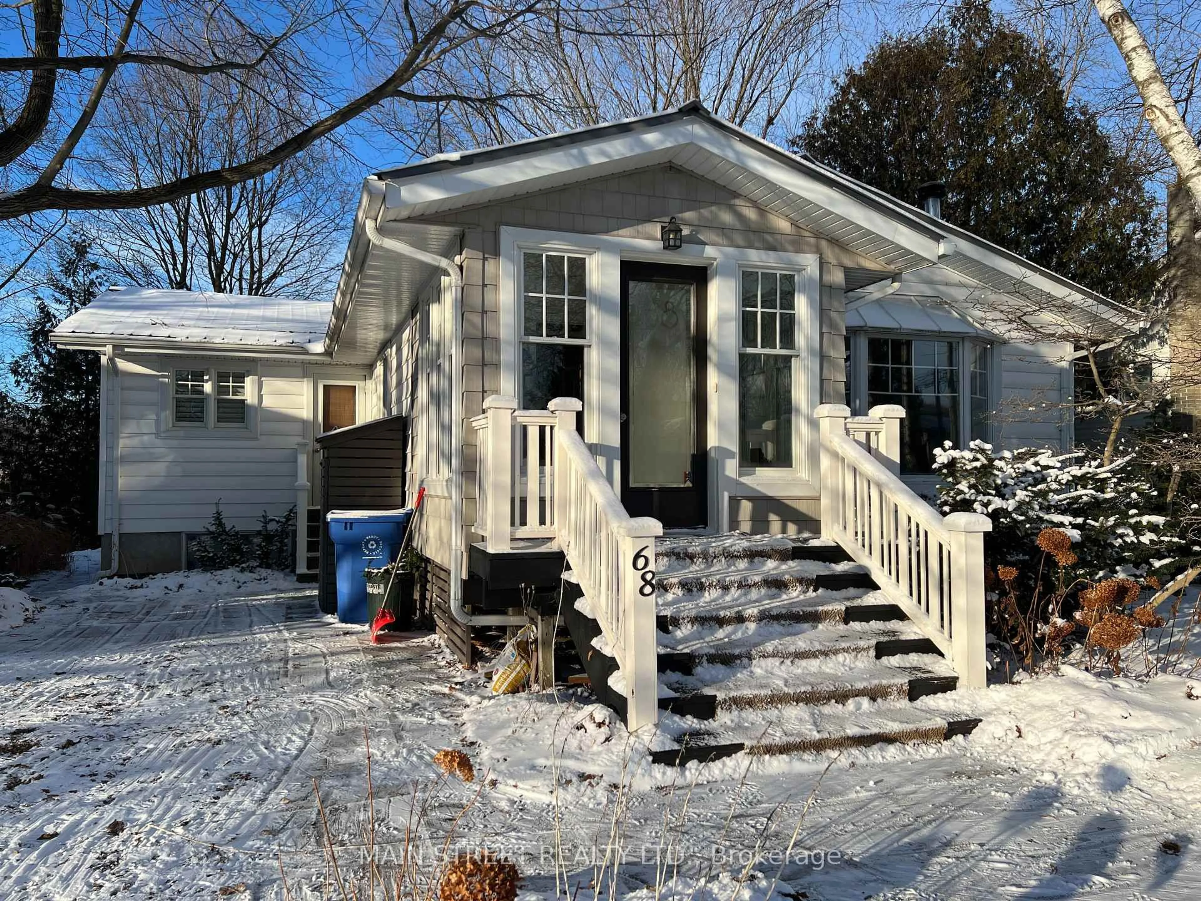 Home with vinyl exterior material, street for 68 Hillview Dr, Newmarket Ontario L3Y 4H9