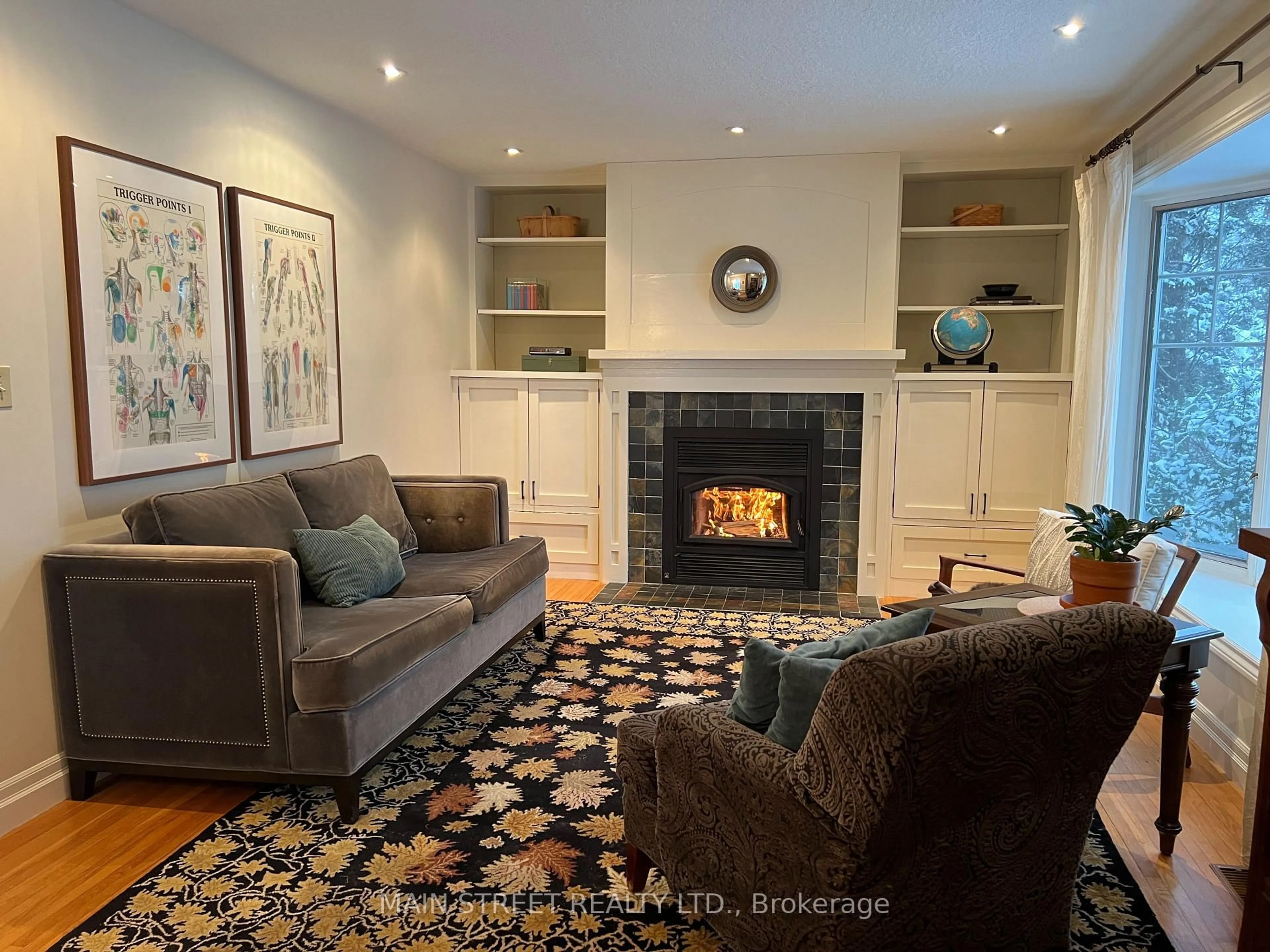Living room with furniture, unknown for 68 Hillview Dr, Newmarket Ontario L3Y 4H9