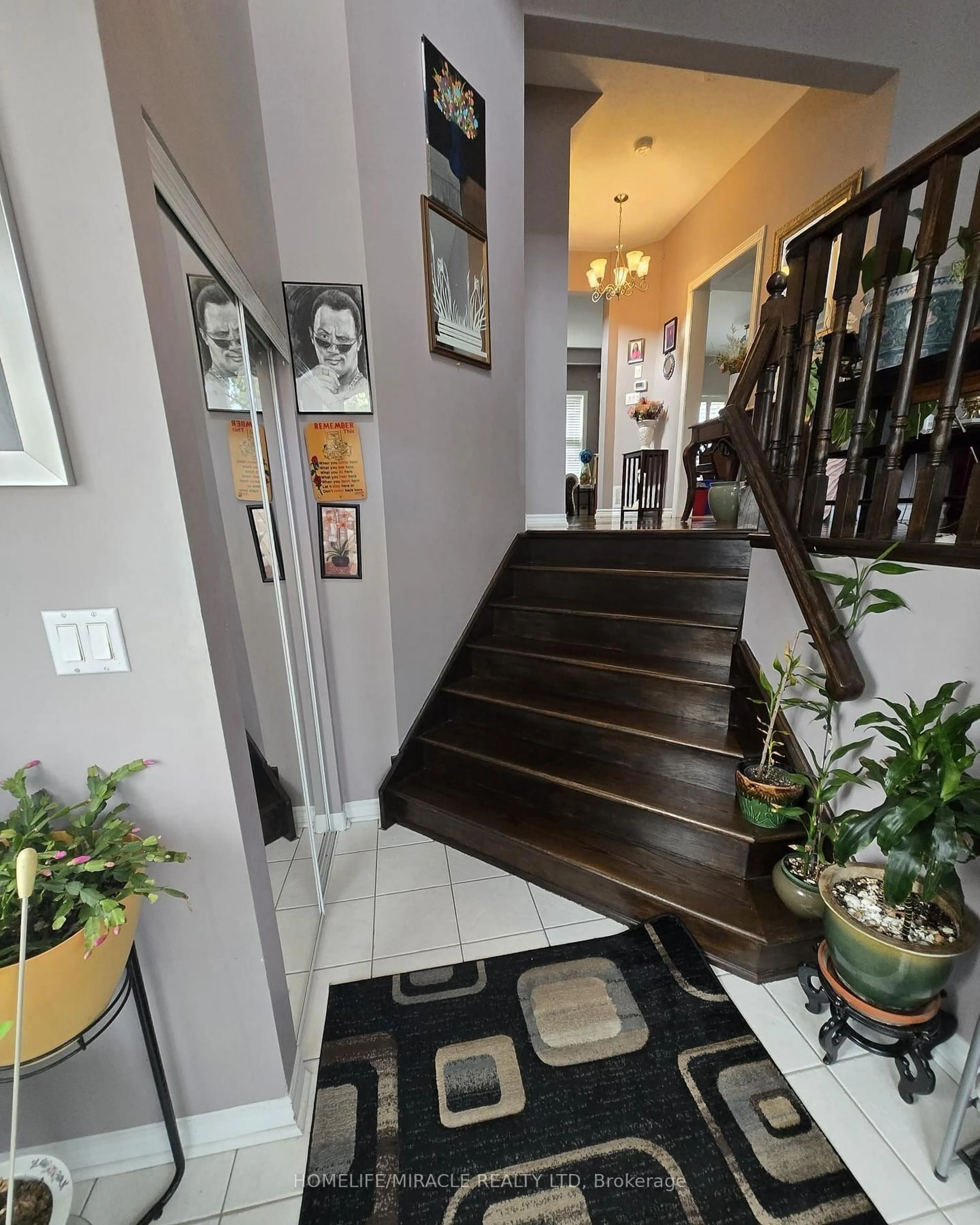 Indoor foyer for 10 Gina Dr, Vaughan Ontario L6A 3X2