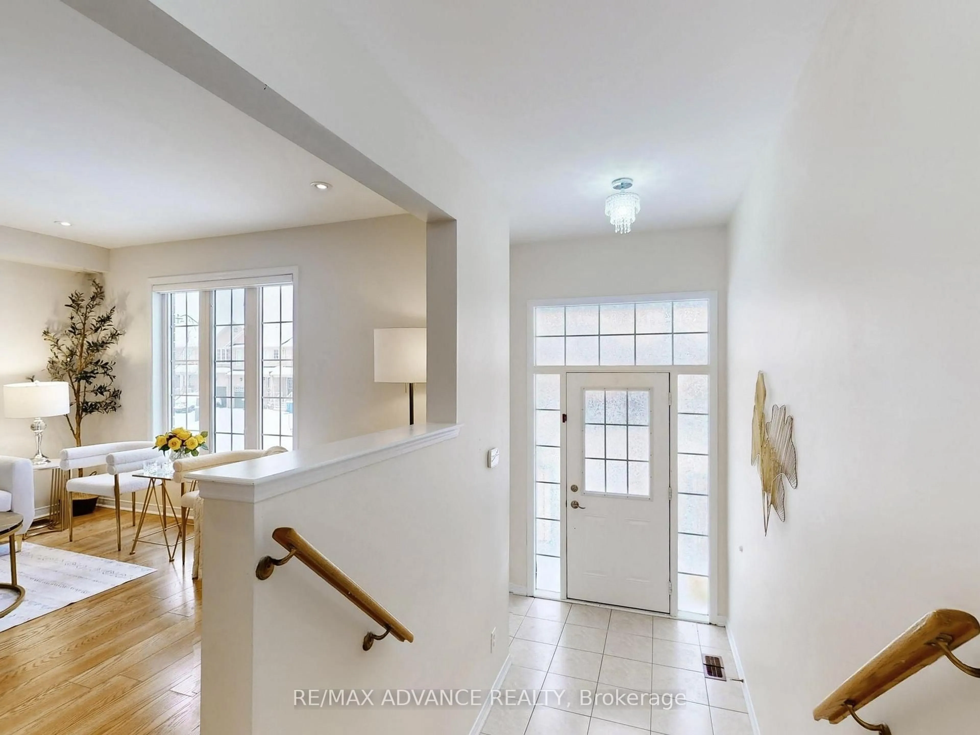 Indoor entryway for 24 Martell Gate, Aurora Ontario L4G 0C4