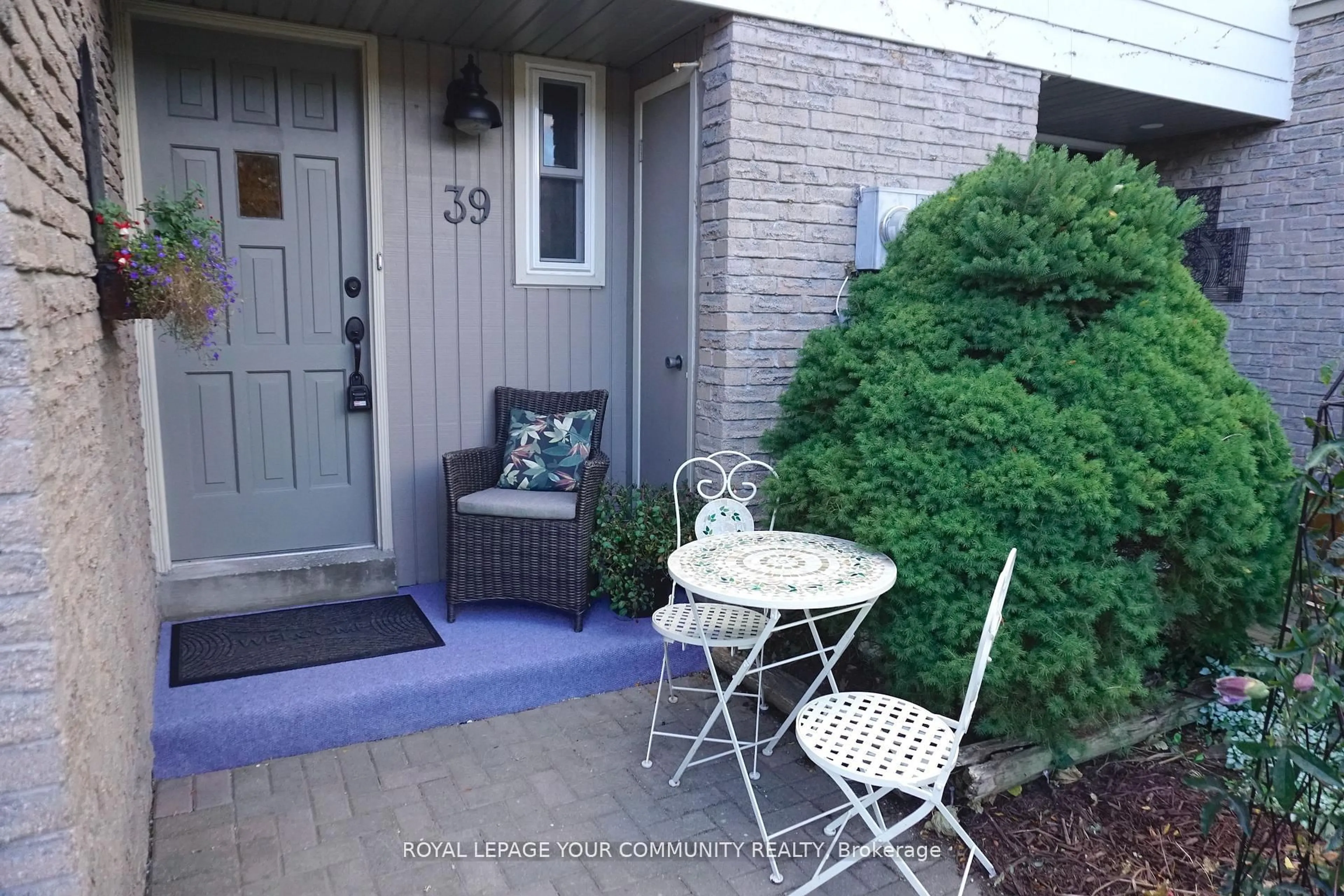 Patio, street for 39 Knightsbridge Way, Markham Ontario L3P 3W6