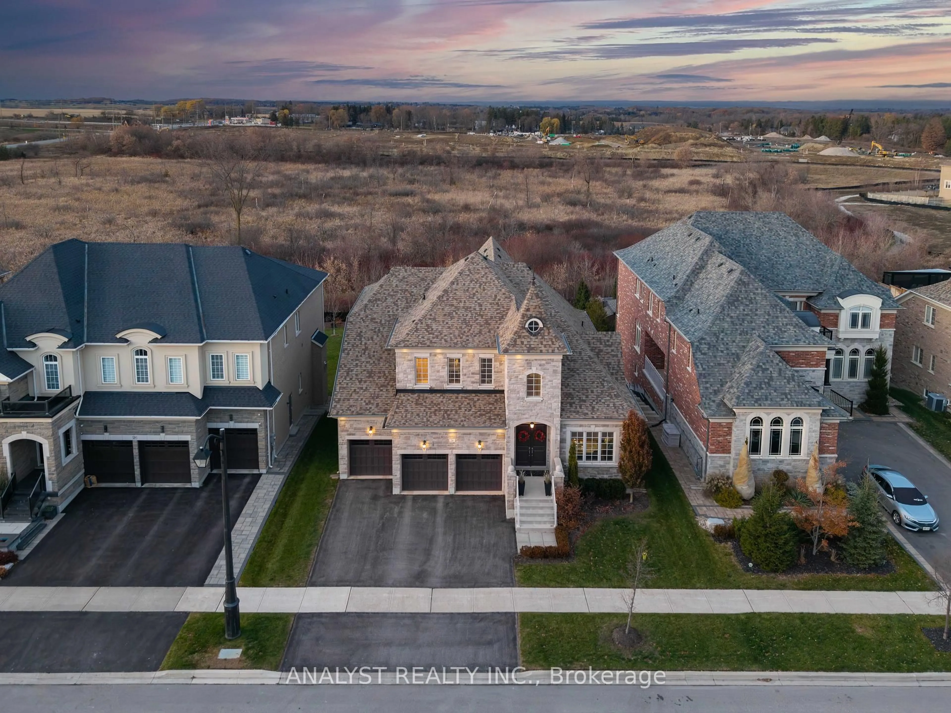 A pic from outside/outdoor area/front of a property/back of a property/a pic from drone, street for 28 Coppermine Crt, King Ontario L7B 0A5