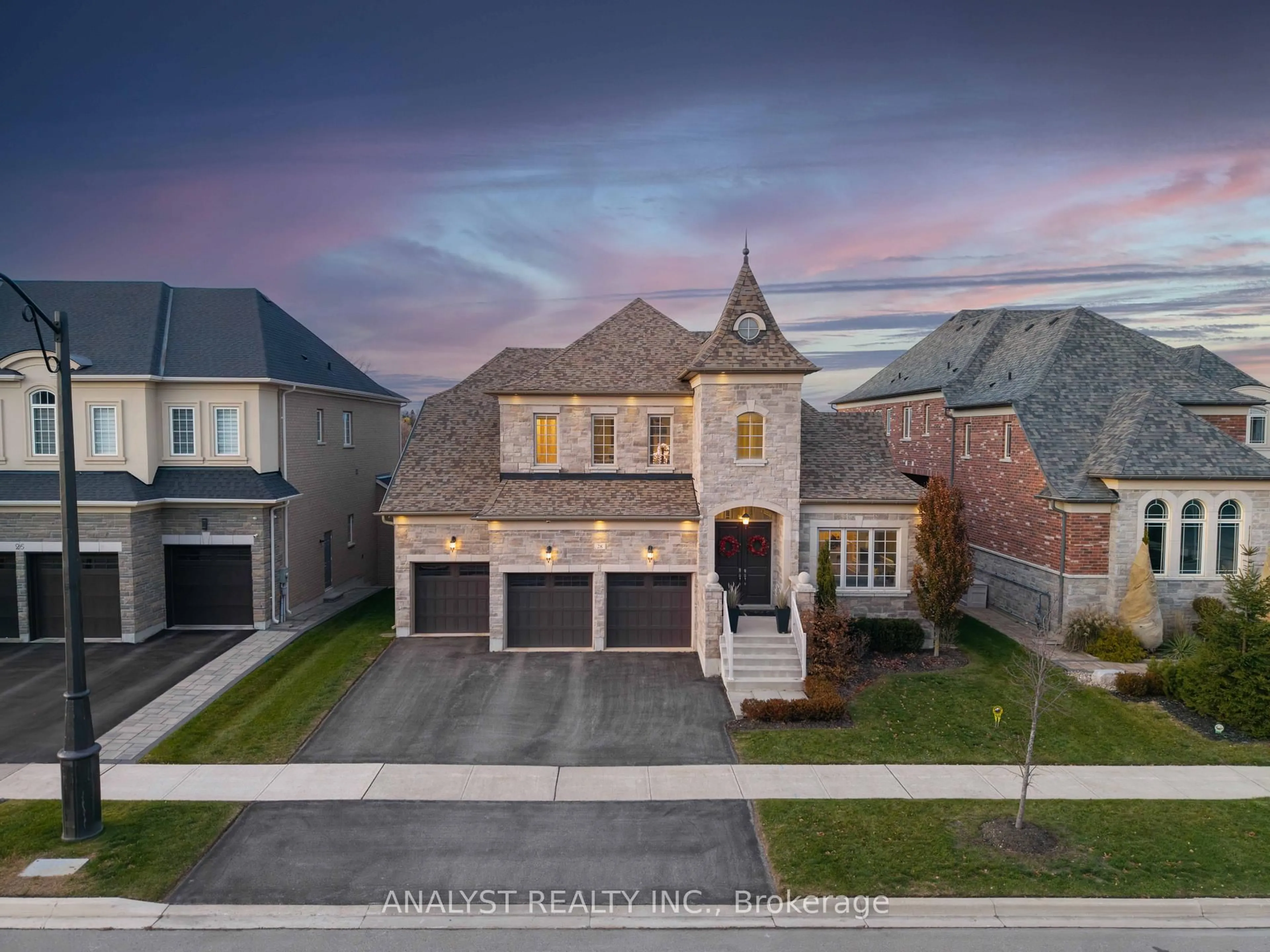 A pic from outside/outdoor area/front of a property/back of a property/a pic from drone, street for 28 Coppermine Crt, King Ontario L7B 0A5