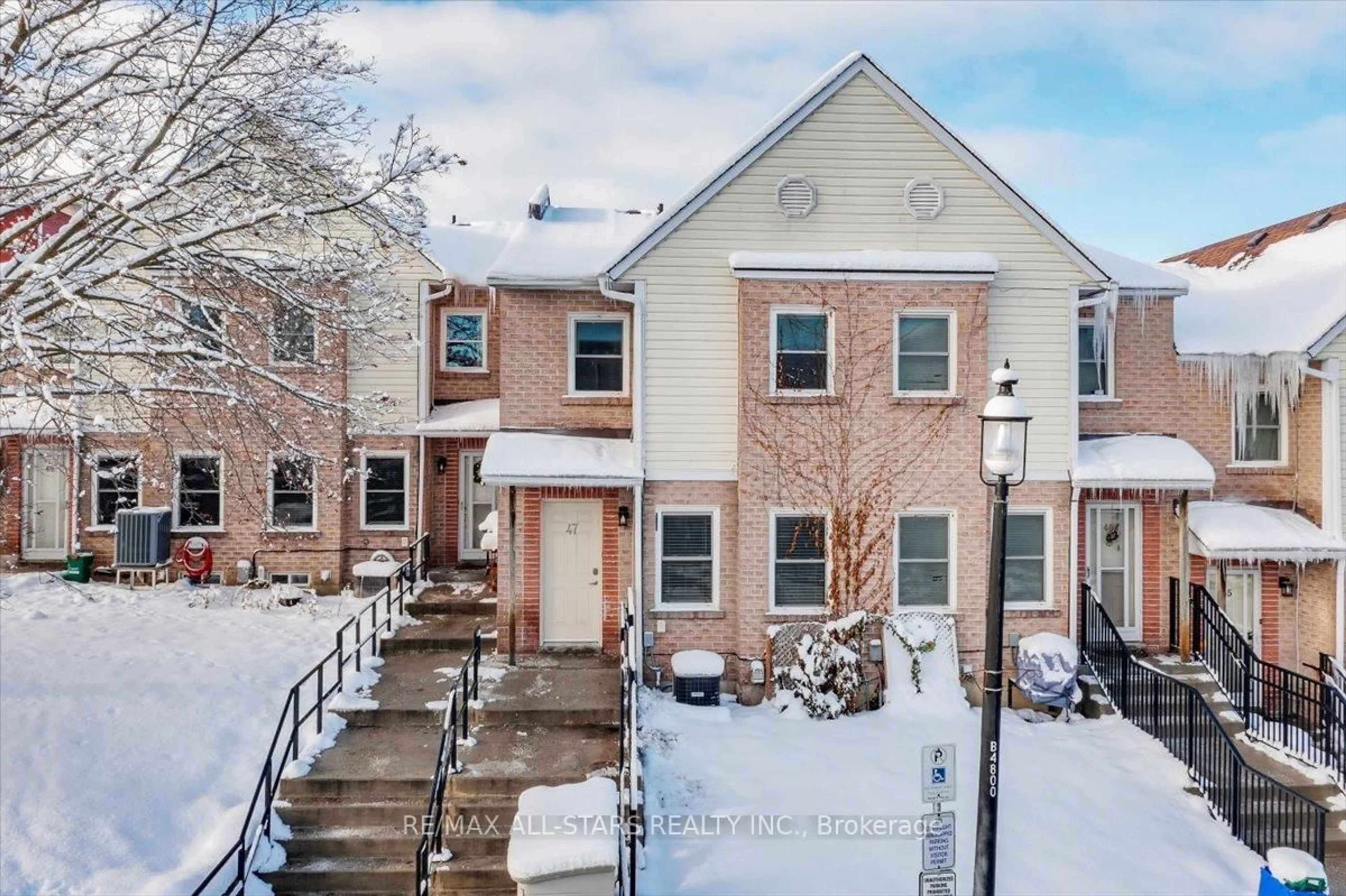 A pic from outside/outdoor area/front of a property/back of a property/a pic from drone, street for 115 Main St #47, Newmarket Ontario L3Y 8J3