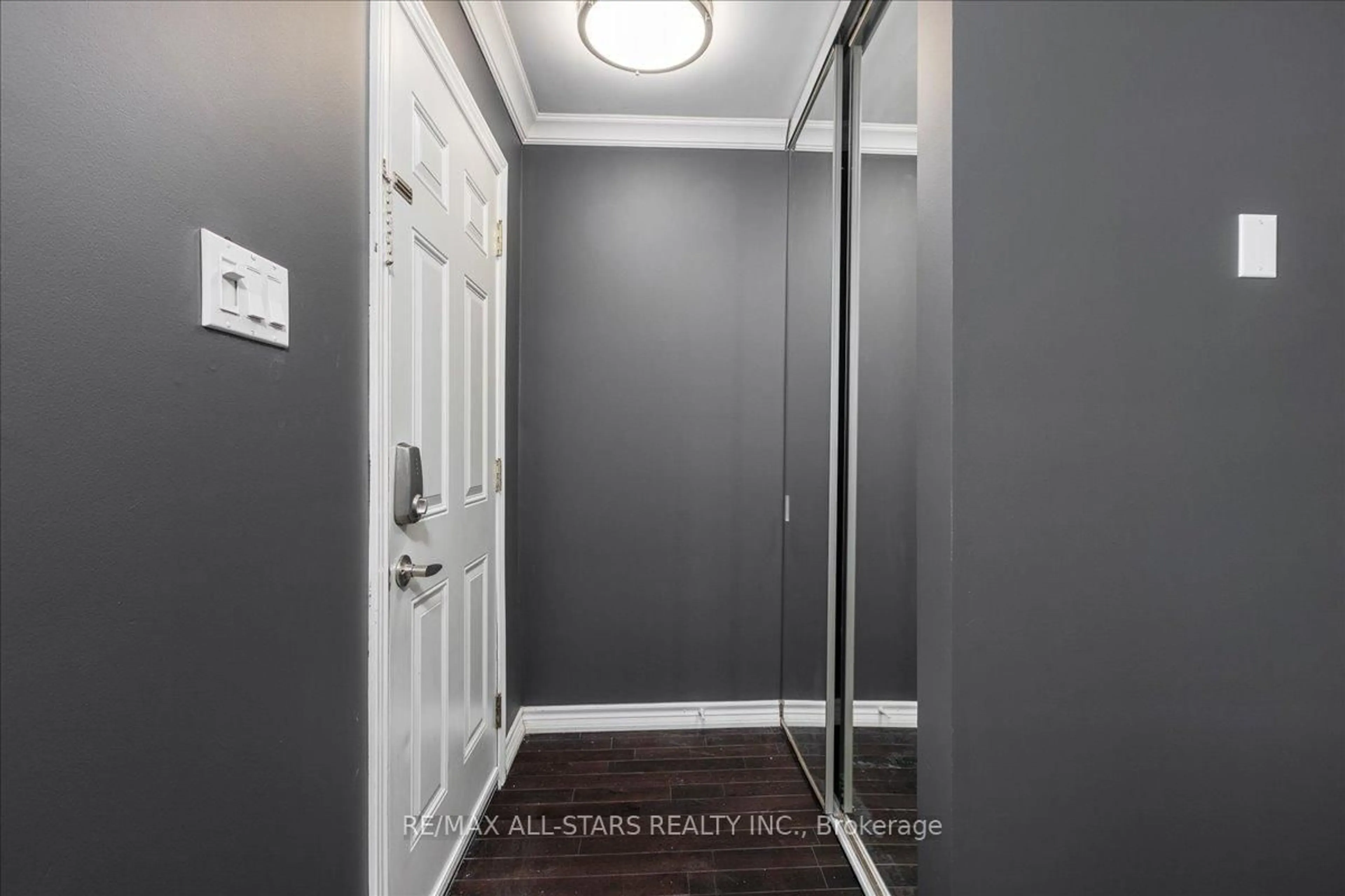 Indoor entryway for 115 Main St #47, Newmarket Ontario L3Y 8J3