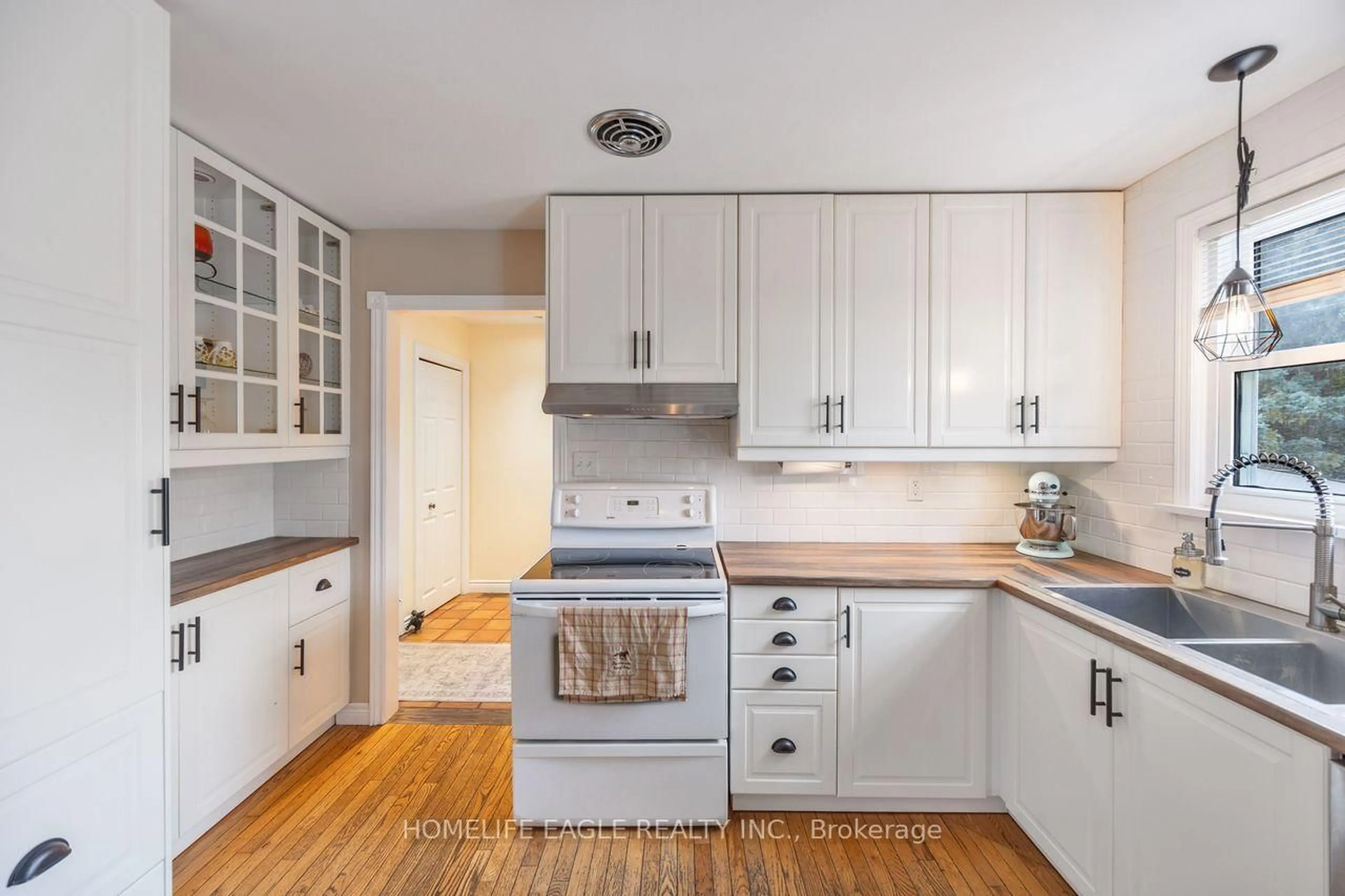 Standard kitchen, unknown for 19280 Dufferin St, King Ontario L3Y 4V9