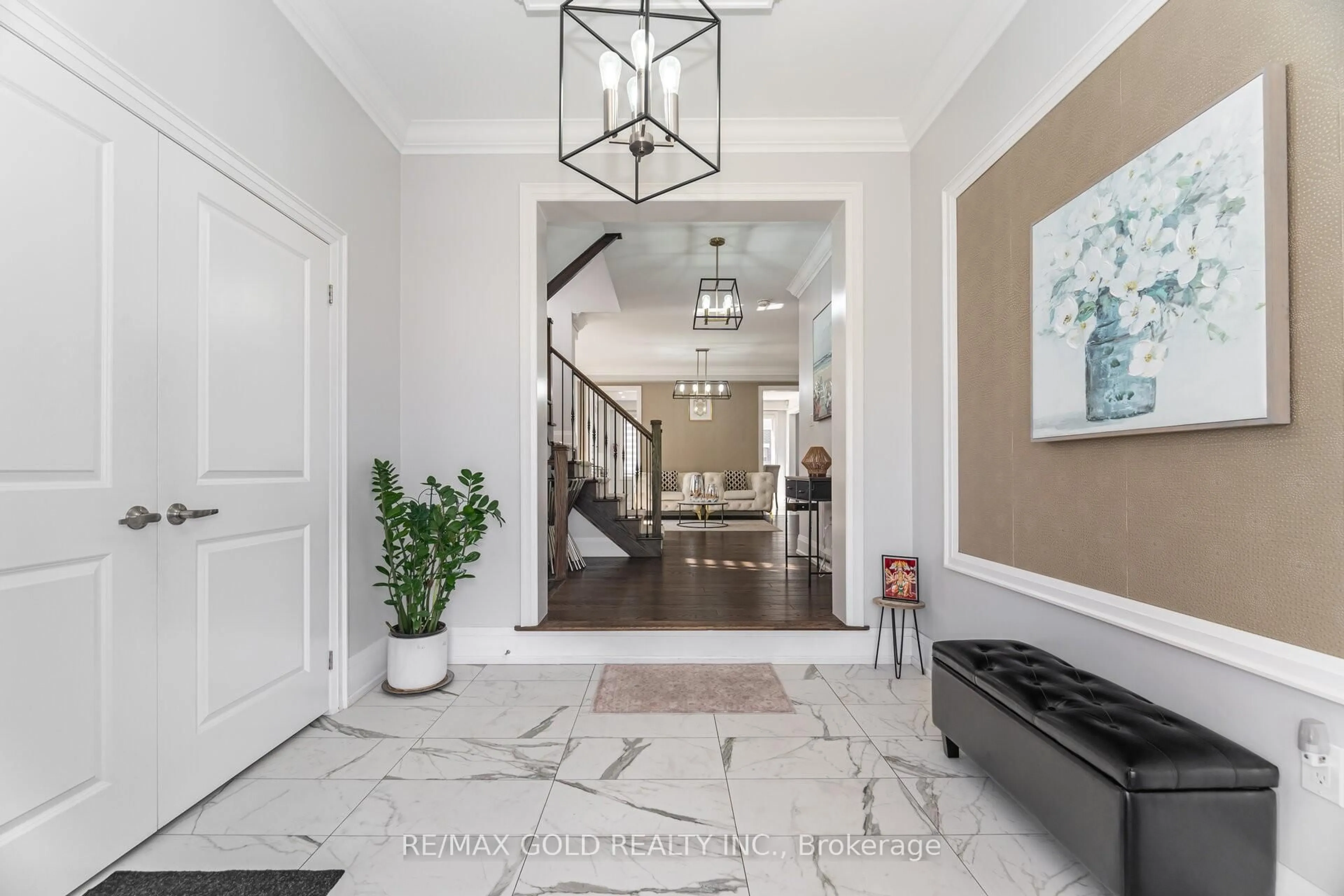 Indoor entryway for 10 Donnan Dr, New Tecumseth Ontario L0G 1W0