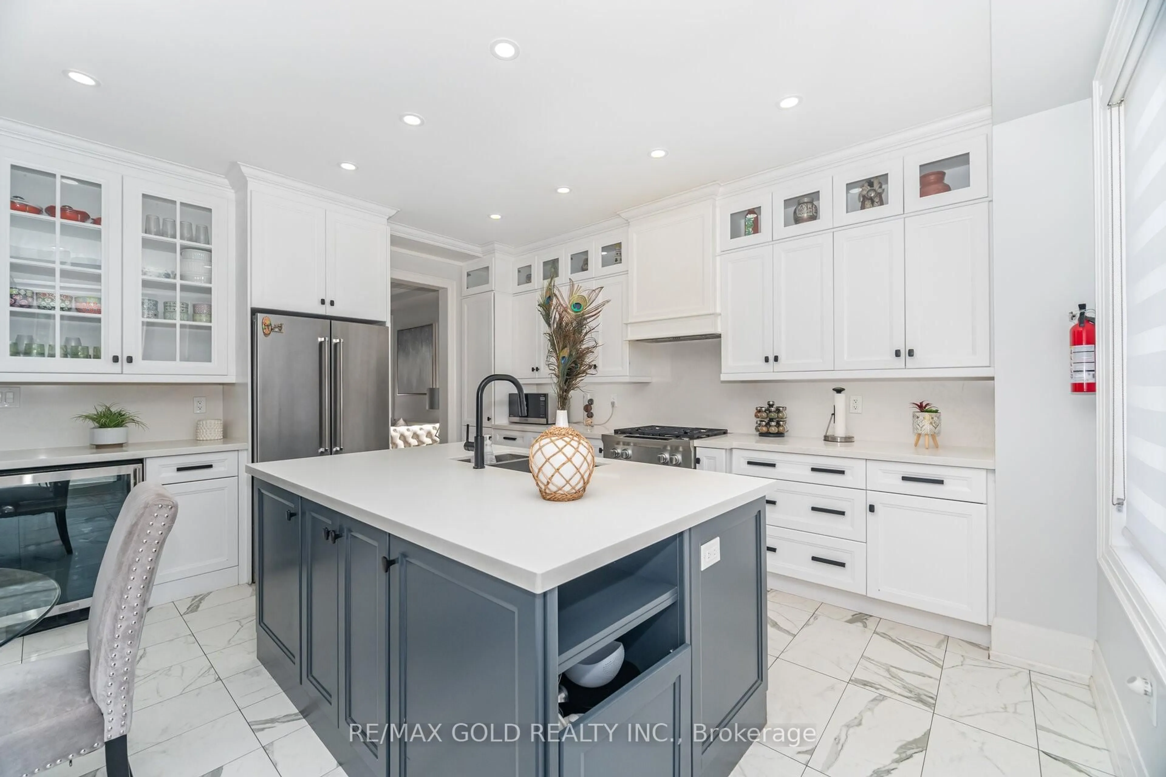 Contemporary kitchen, ceramic/tile floor for 10 Donnan Dr, New Tecumseth Ontario L0G 1W0