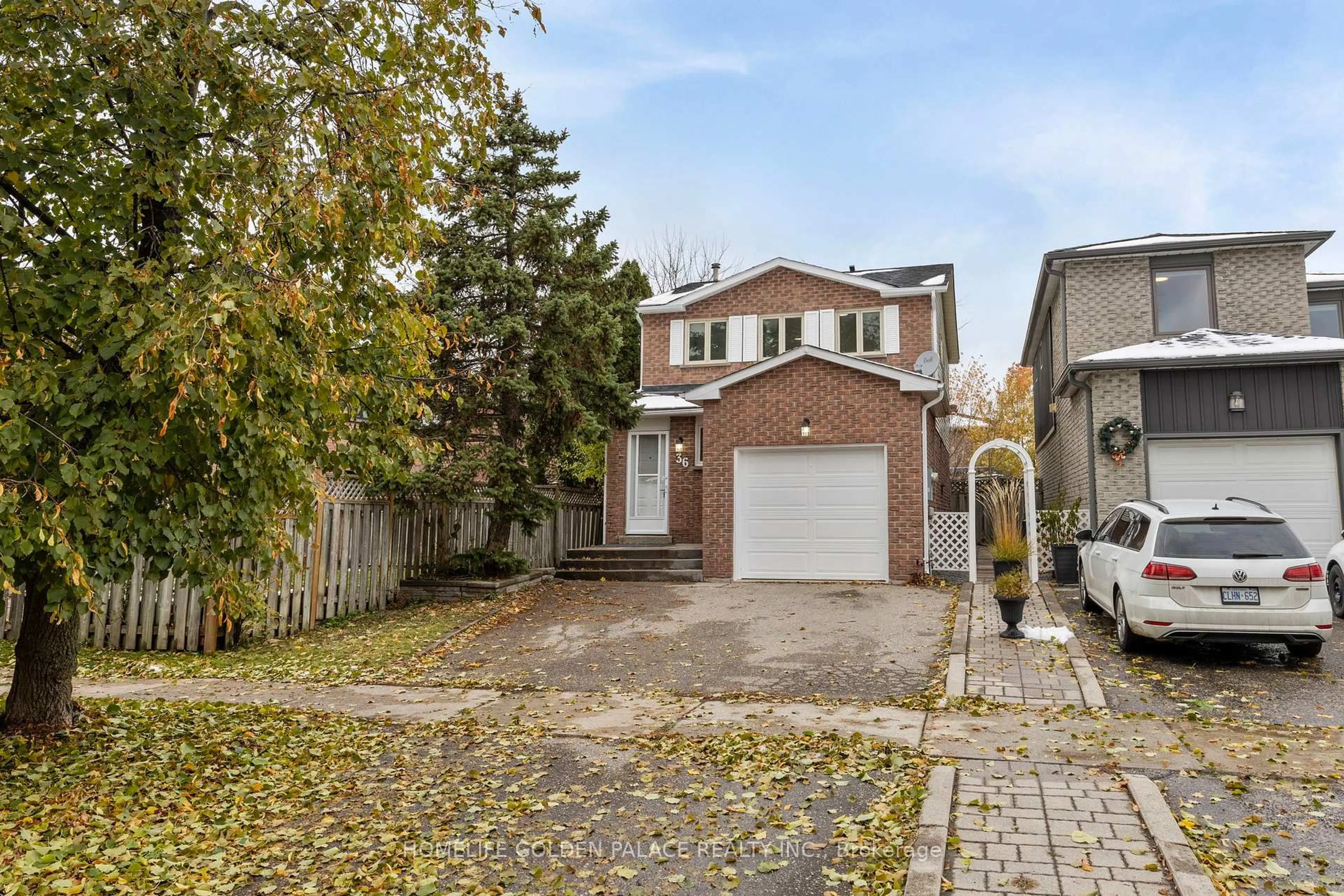 A pic from outside/outdoor area/front of a property/back of a property/a pic from drone, street for 36 Moonlight Lane, Richmond Hill Ontario L4C 8K4