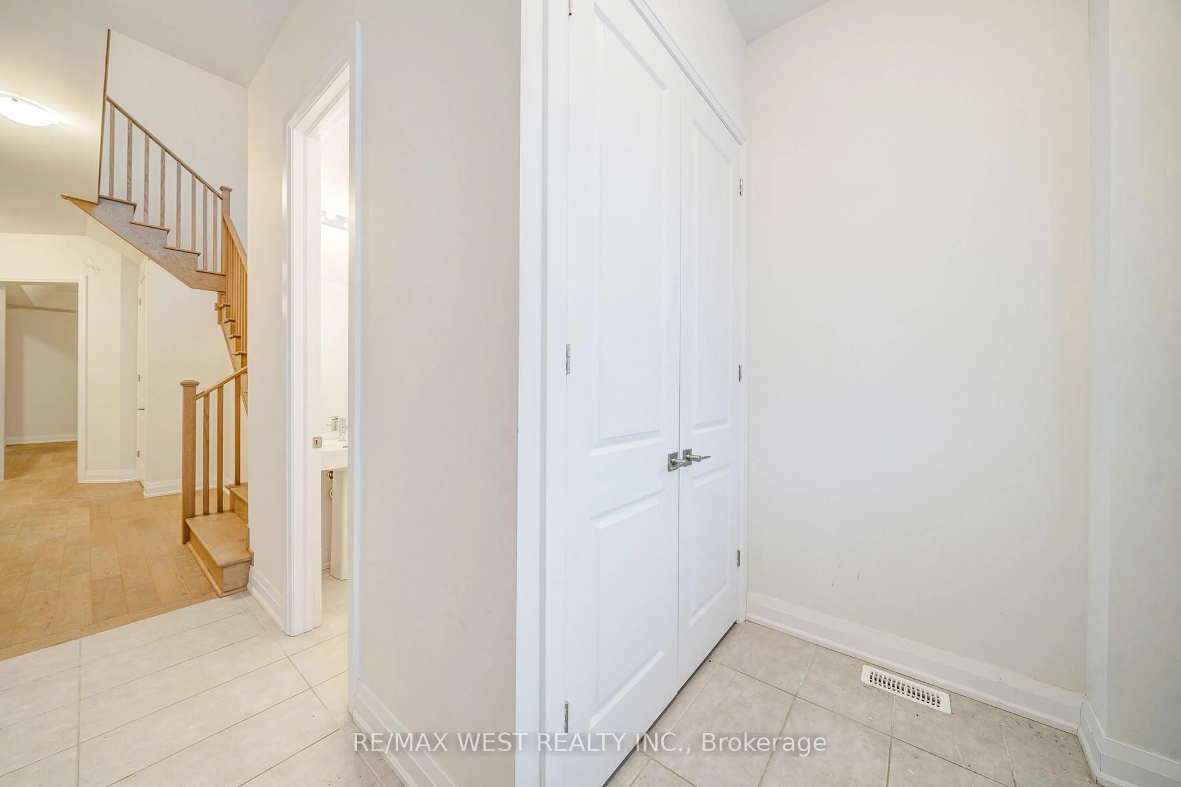 Indoor entryway for 3 Speciosa St, Richmond Hill Ontario L4E 2Y5