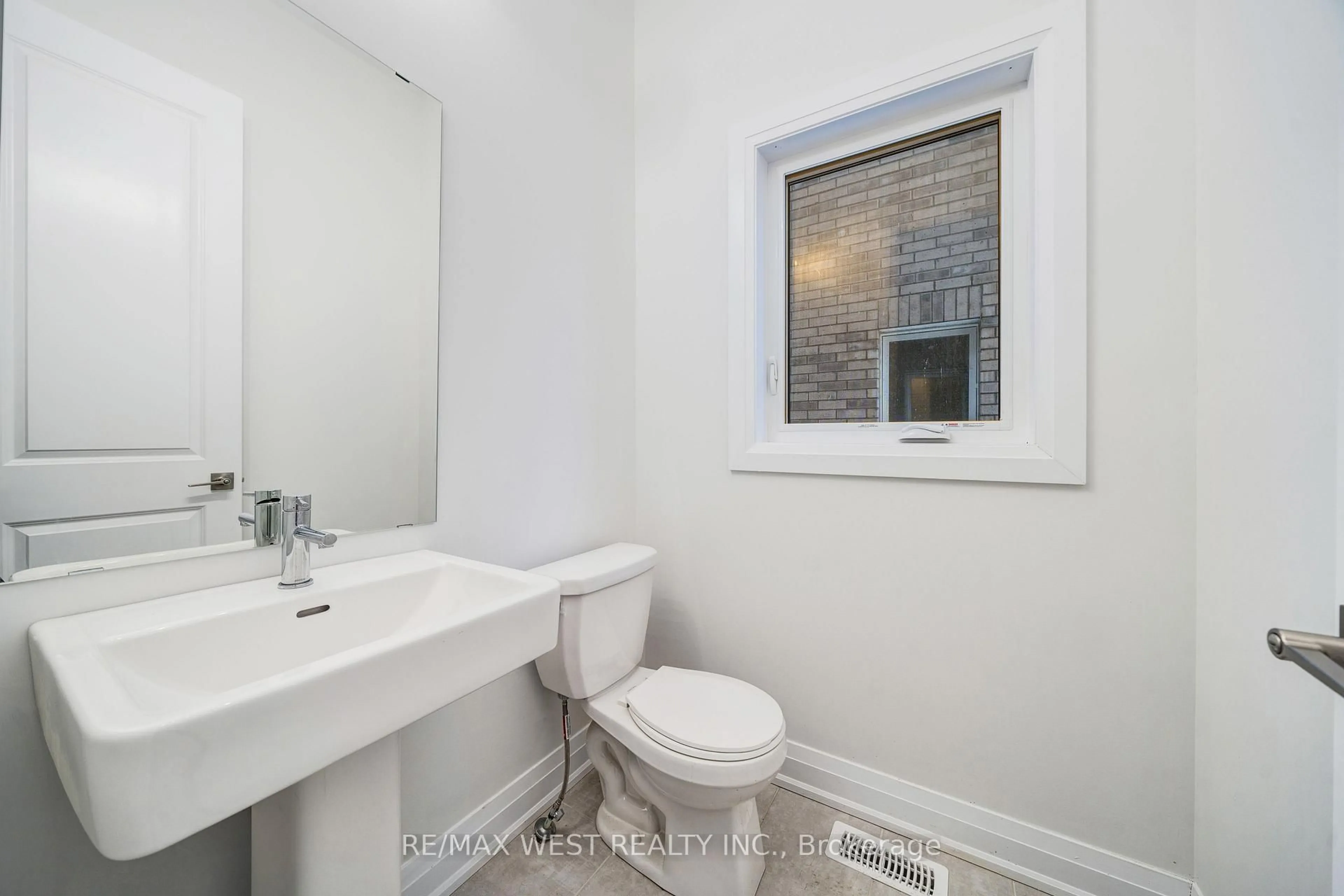 Standard bathroom, ceramic/tile floor for 3 Speciosa St, Richmond Hill Ontario L4E 2Y5