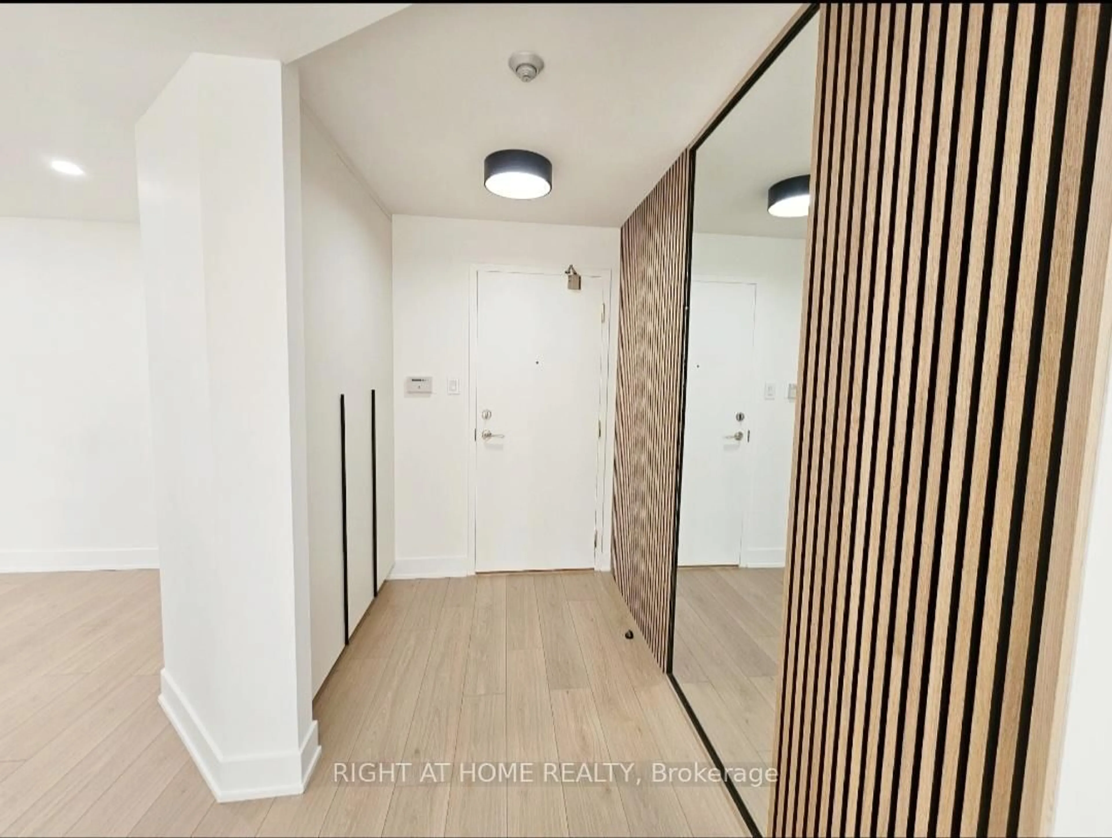 Indoor entryway for 7460 Bathurst St #512, Vaughan Ontario L4J 7K9