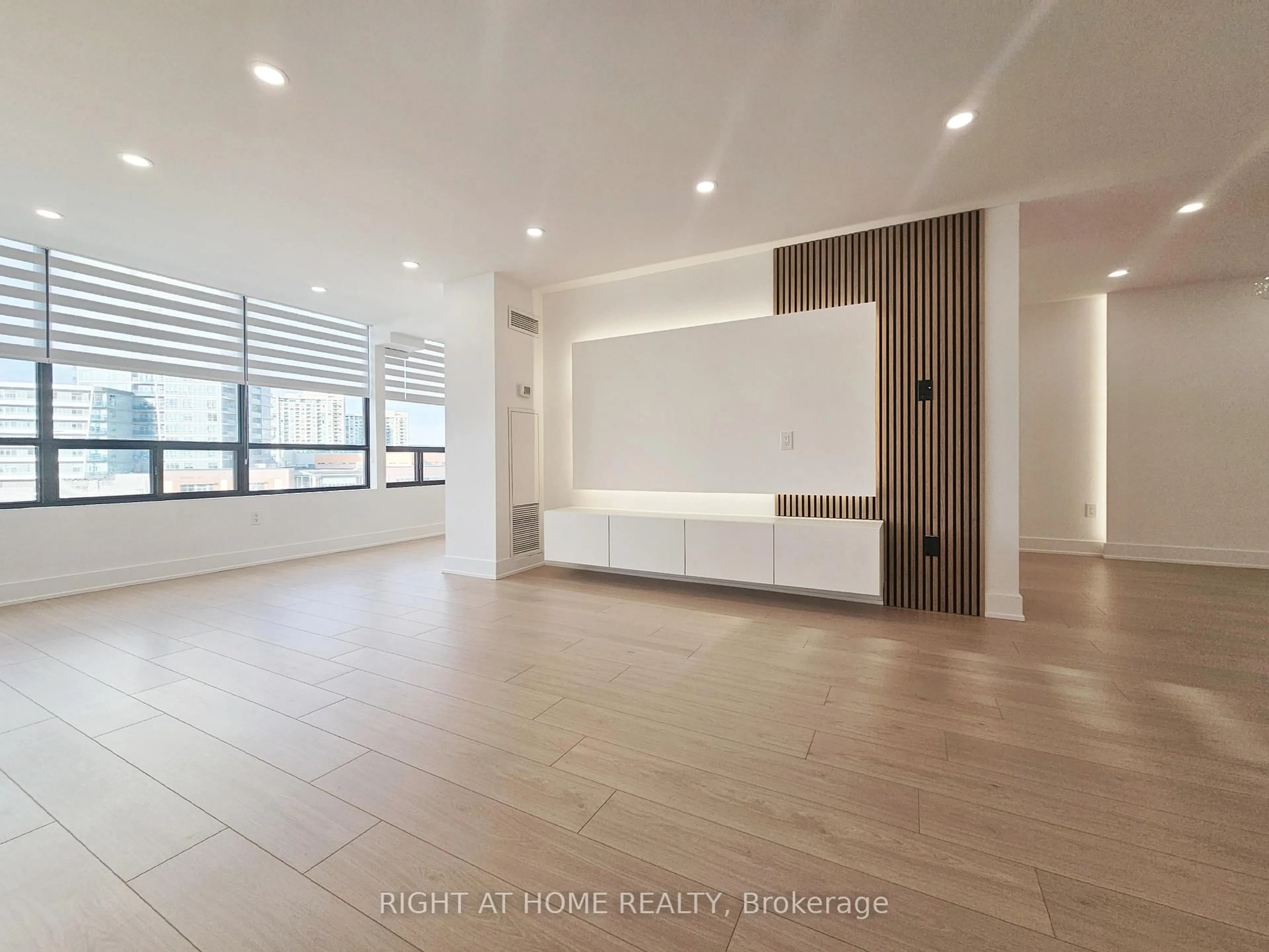 Indoor foyer for 7460 Bathurst St #512, Vaughan Ontario L4J 7K9