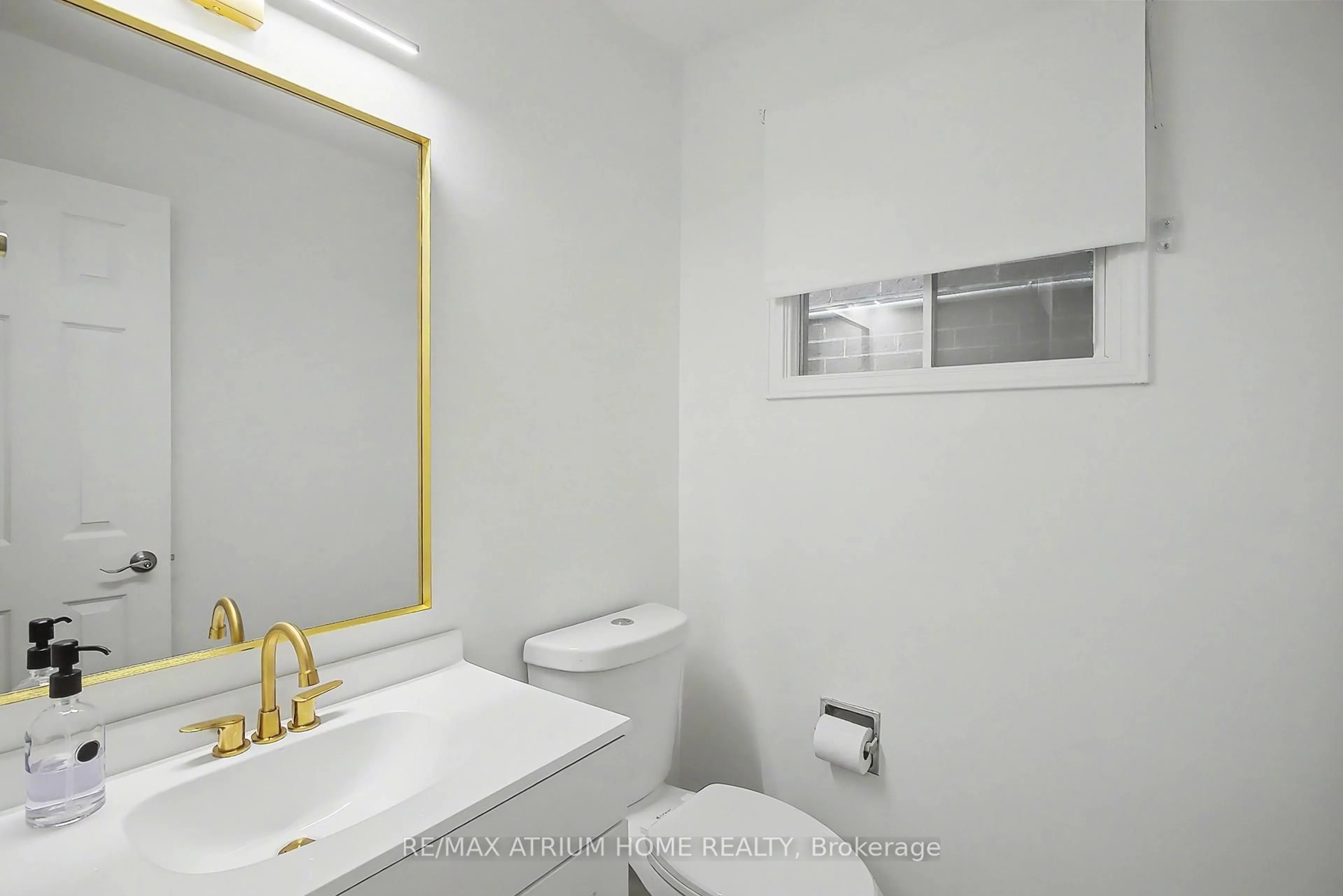 Standard bathroom, ceramic/tile floor for 139 Esther Cres, Vaughan Ontario L4J 3J8