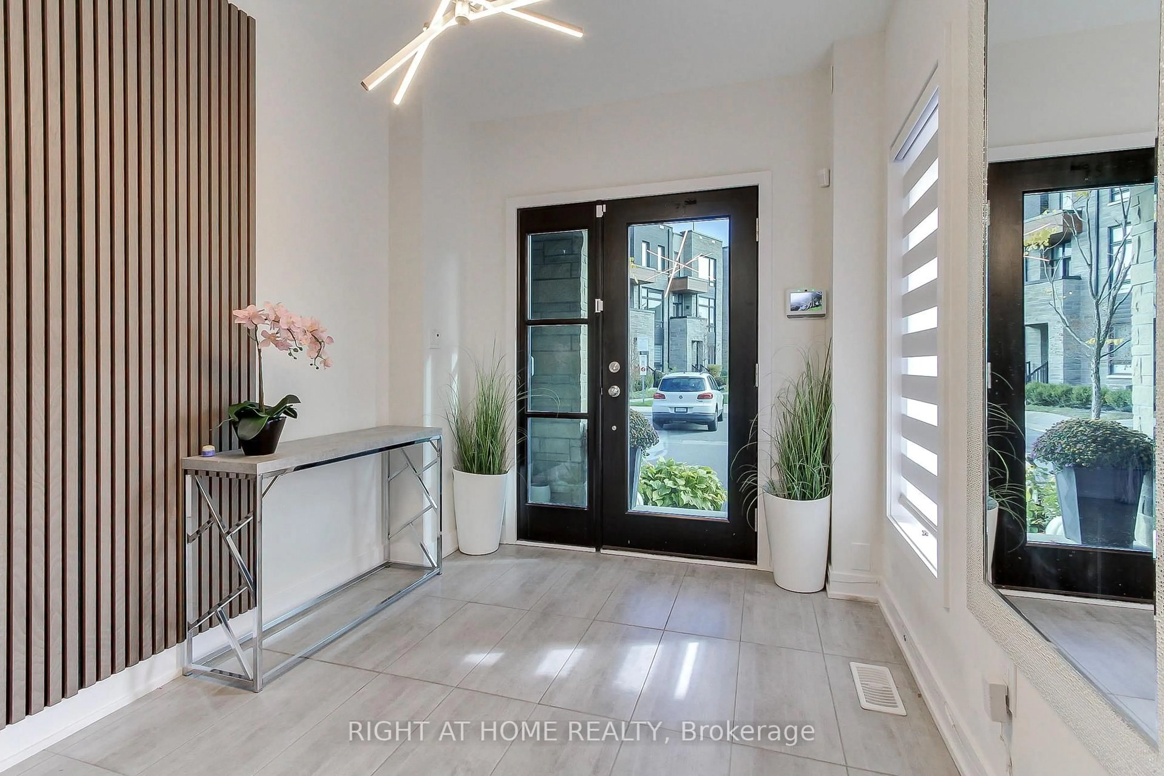 Indoor entryway for 14 Pageant Ave, Vaughan Ontario L4H 4R3