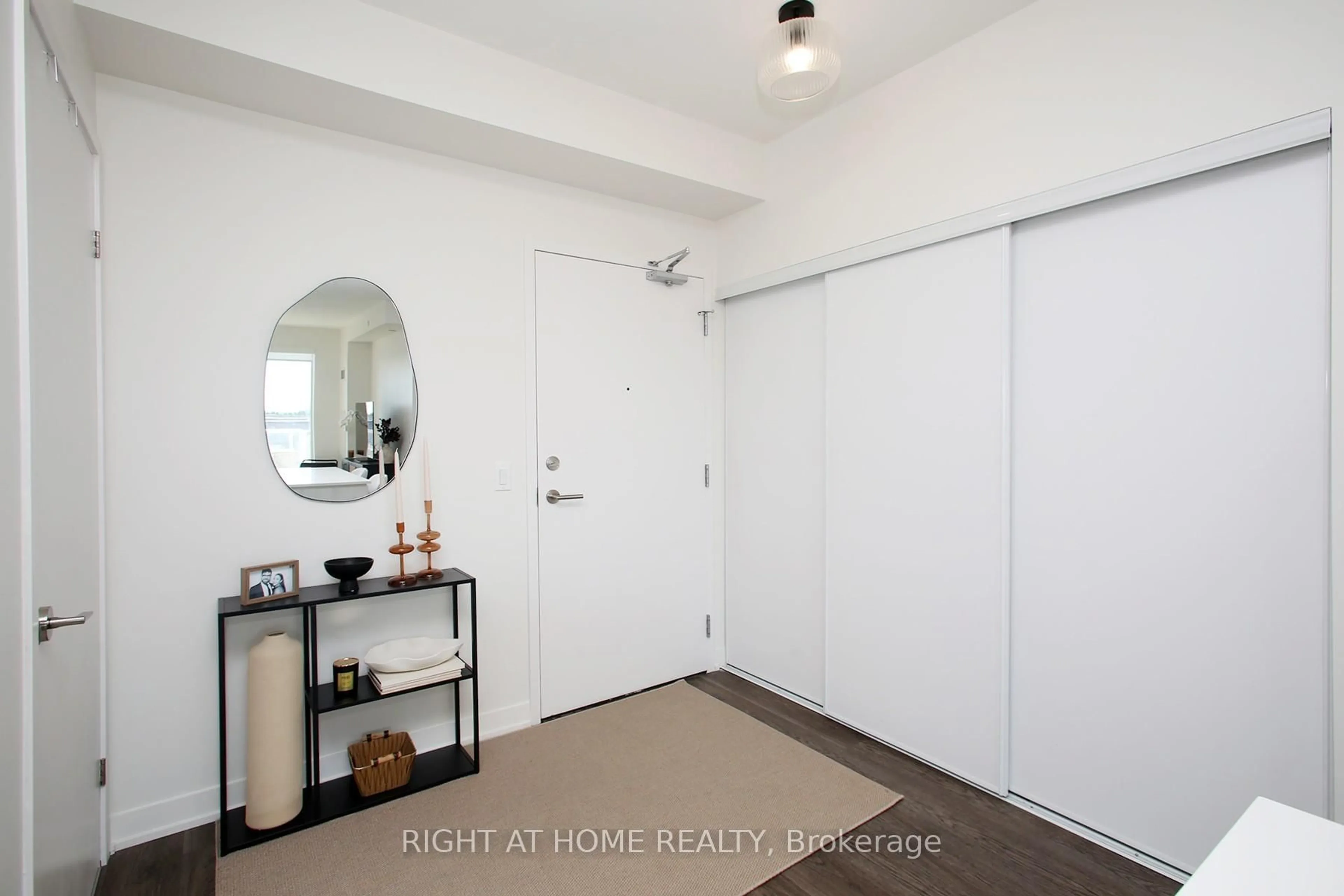 Indoor entryway for 6 David Eyer Rd #513, Richmond Hill Ontario L4S 0N5