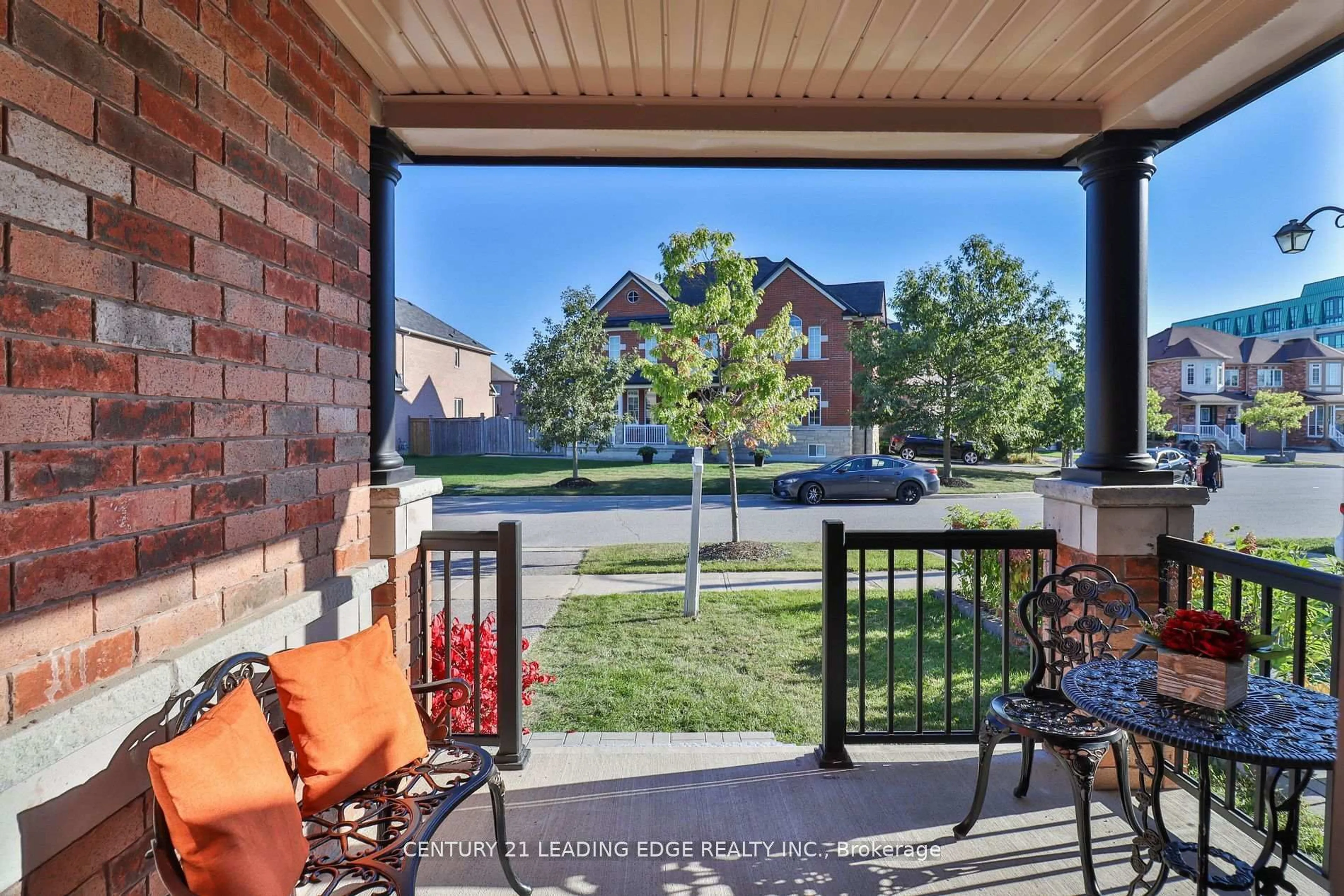 Patio, street for 15 Robertdale Crt, Whitchurch-Stouffville Ontario L4A 0Y5