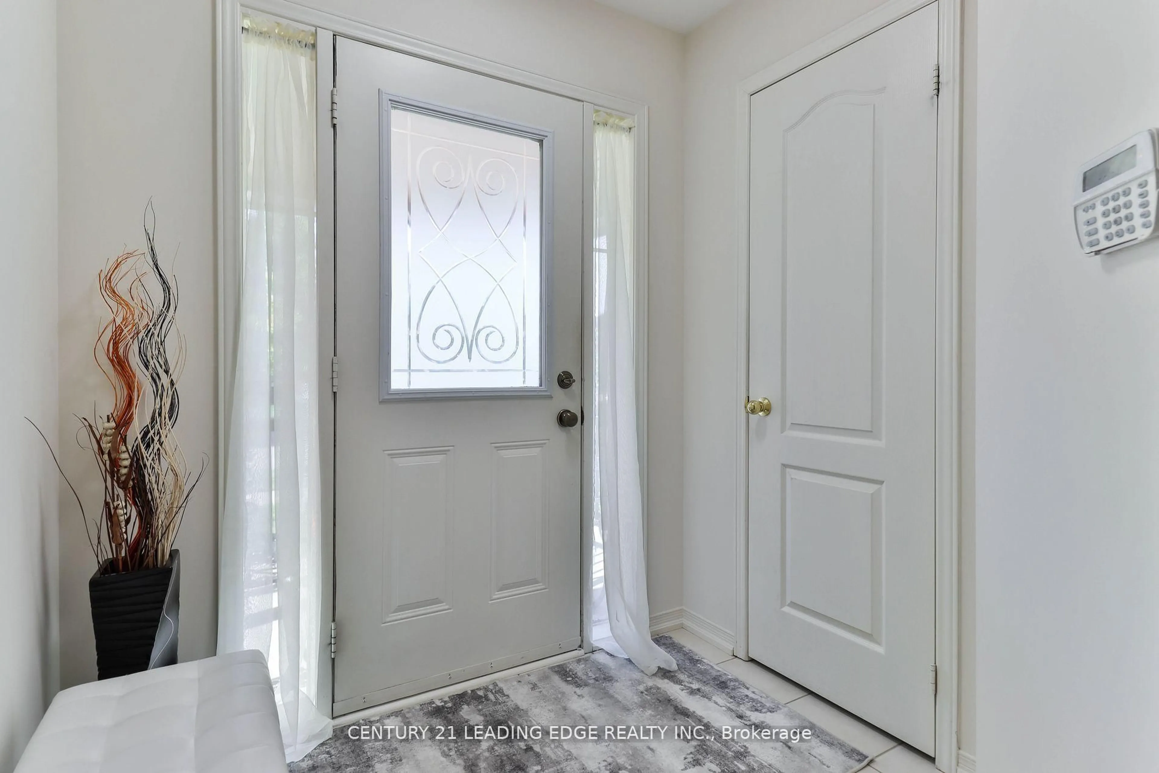 Indoor entryway for 15 Robertdale Crt, Whitchurch-Stouffville Ontario L4A 0Y5