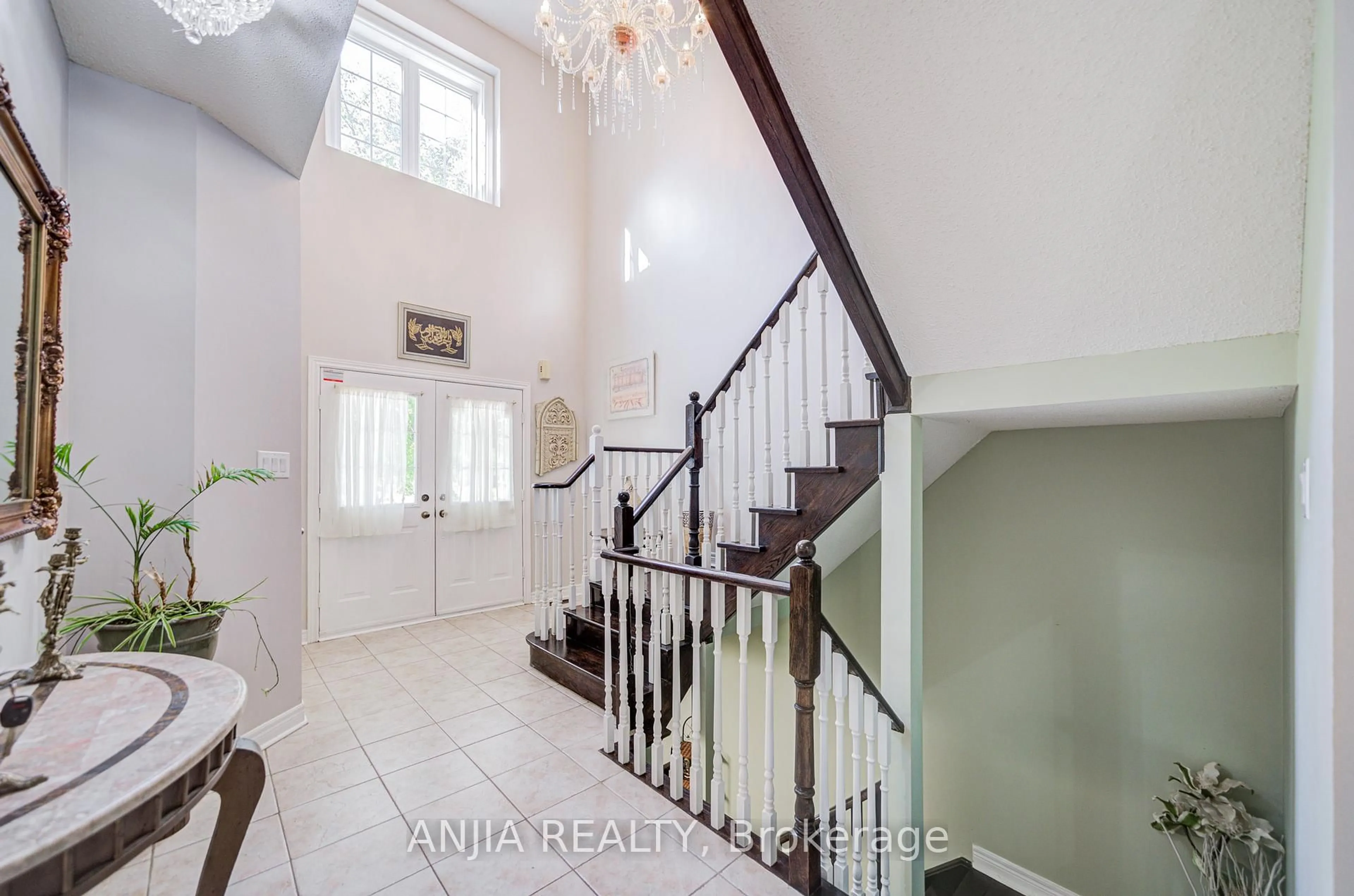 Indoor foyer for 384 Highglen Ave, Markham Ontario L3S 4J3