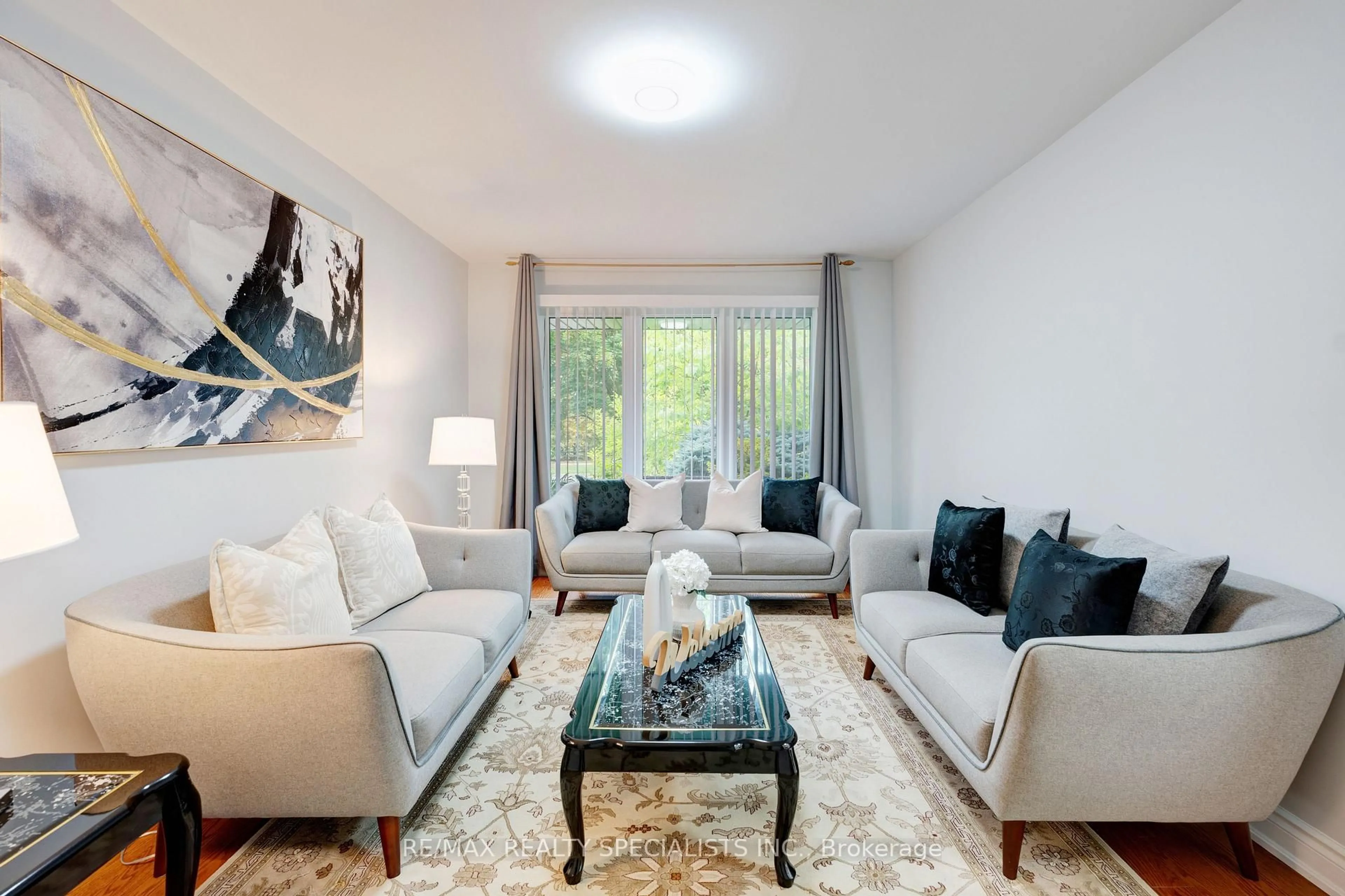 Living room with furniture, carpet floor for 36 Devonsleigh Blvd, Richmond Hill Ontario L4S 1H4