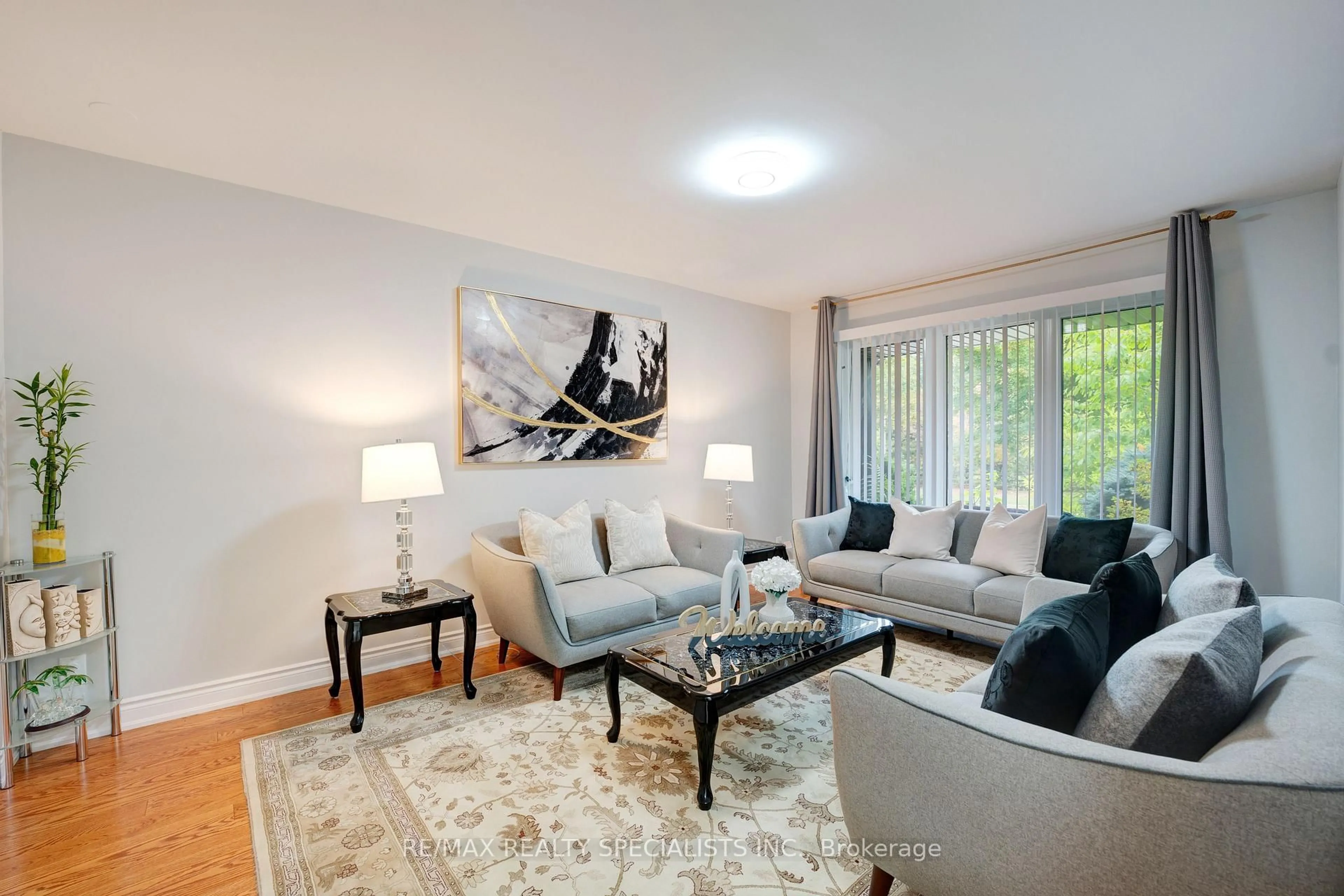 Living room with furniture, unknown for 36 Devonsleigh Blvd, Richmond Hill Ontario L4S 1H4