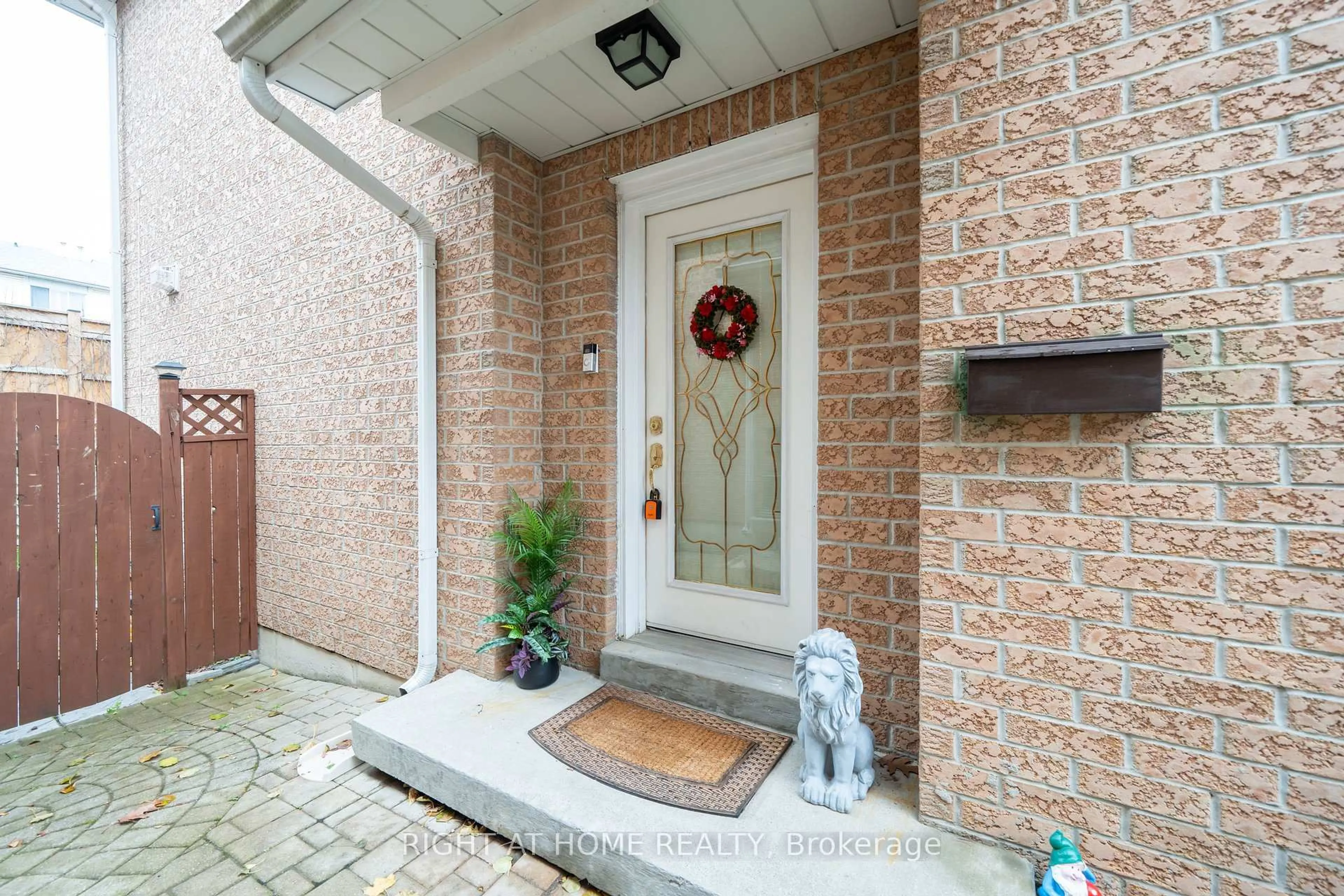 Indoor entryway for 370 Riddell Crt #21, Newmarket Ontario L3Y 8M8