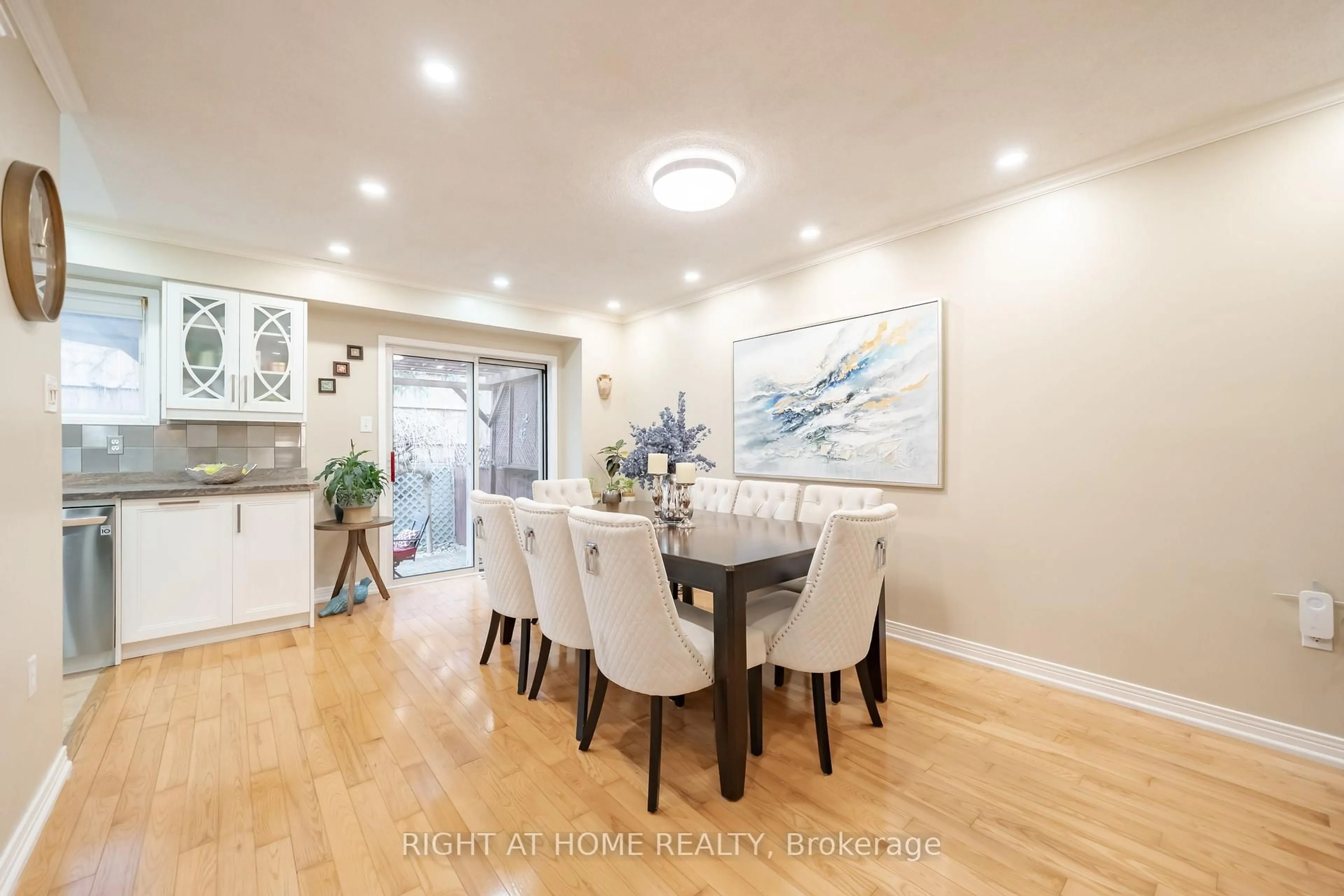 Dining room, wood/laminate floor for 370 Riddell Crt #21, Newmarket Ontario L3Y 8M8